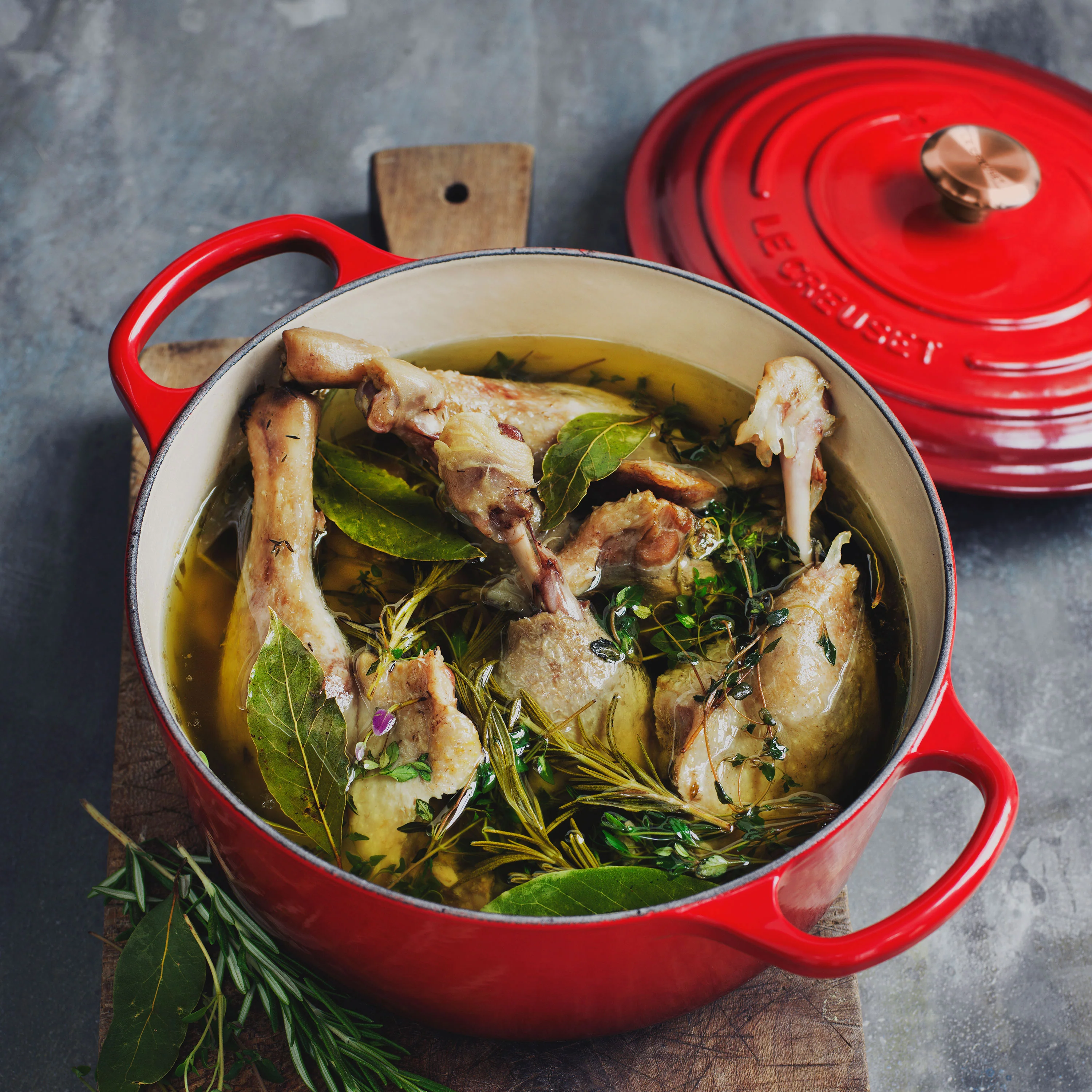 Le Creuset Signature Velký kulatý smaltovaný litinový hrnec o objemu 6,75 qt, třešňová barva, s měděnou rukojetí