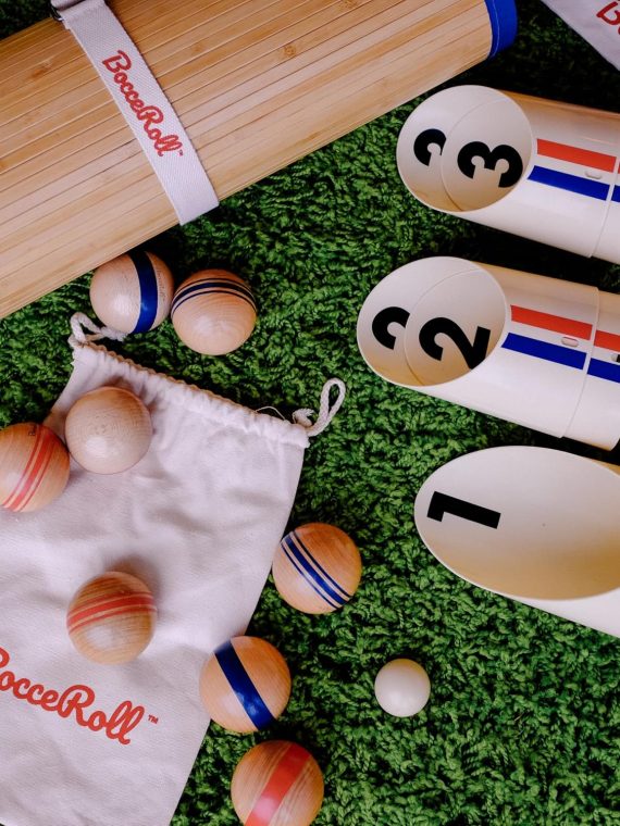 2025 BocceRoll™ – Objevte svou novou oblíbenou hru na zahradě! Spojuje to nejlepší z populárních arkádových her, jako je bocce a hod fazolovými pytli, do jedné návykové přenosné hry na zahradě.