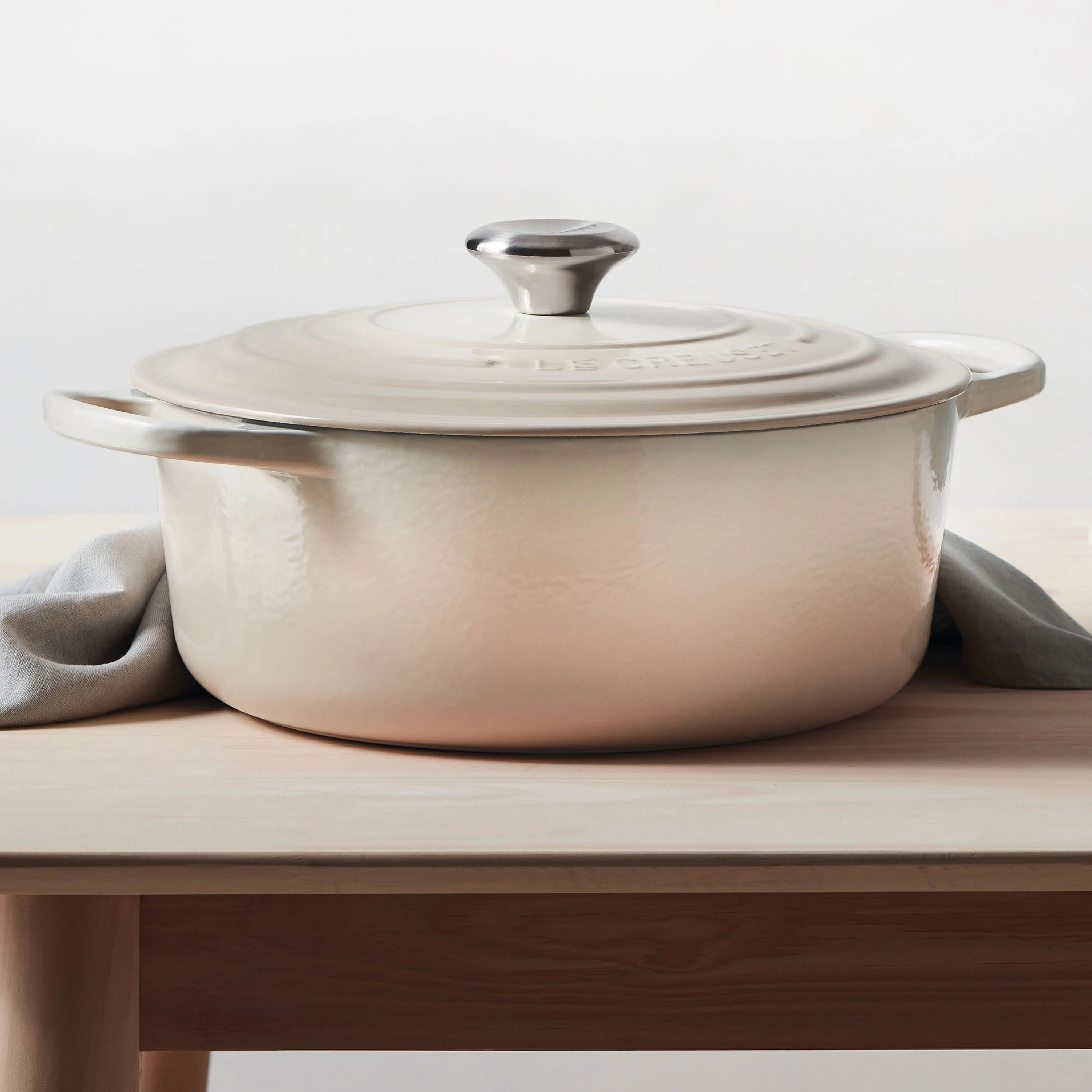 Le Creuset Signature kulatý smaltovaný litinový hrnec o objemu 7,25 qt, sněhová pusinka