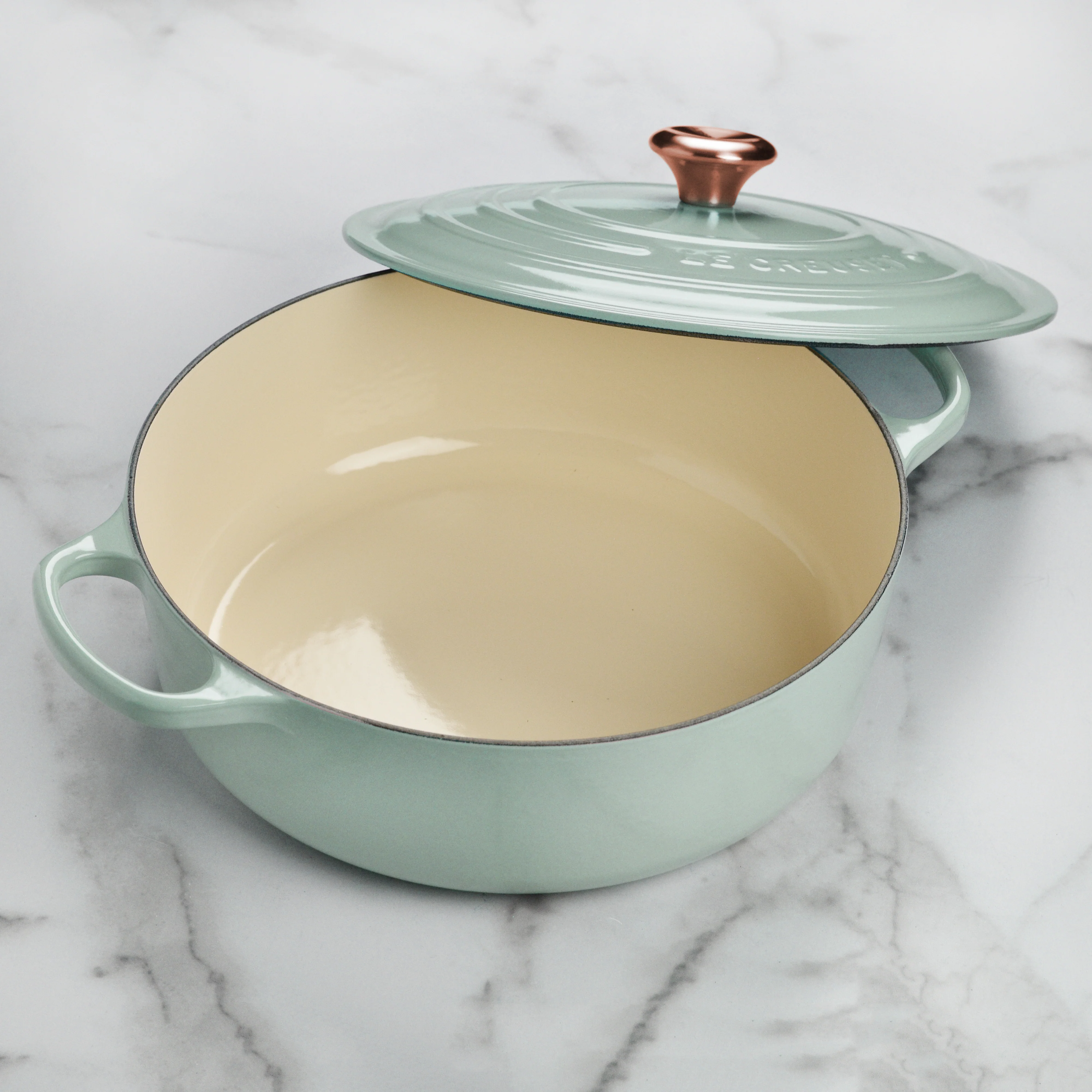 Le Creuset Signature, velký kulatý smaltovaný litinový hrnec o objemu 6,75 qt, mořská sůl, s měděnou rukojetí