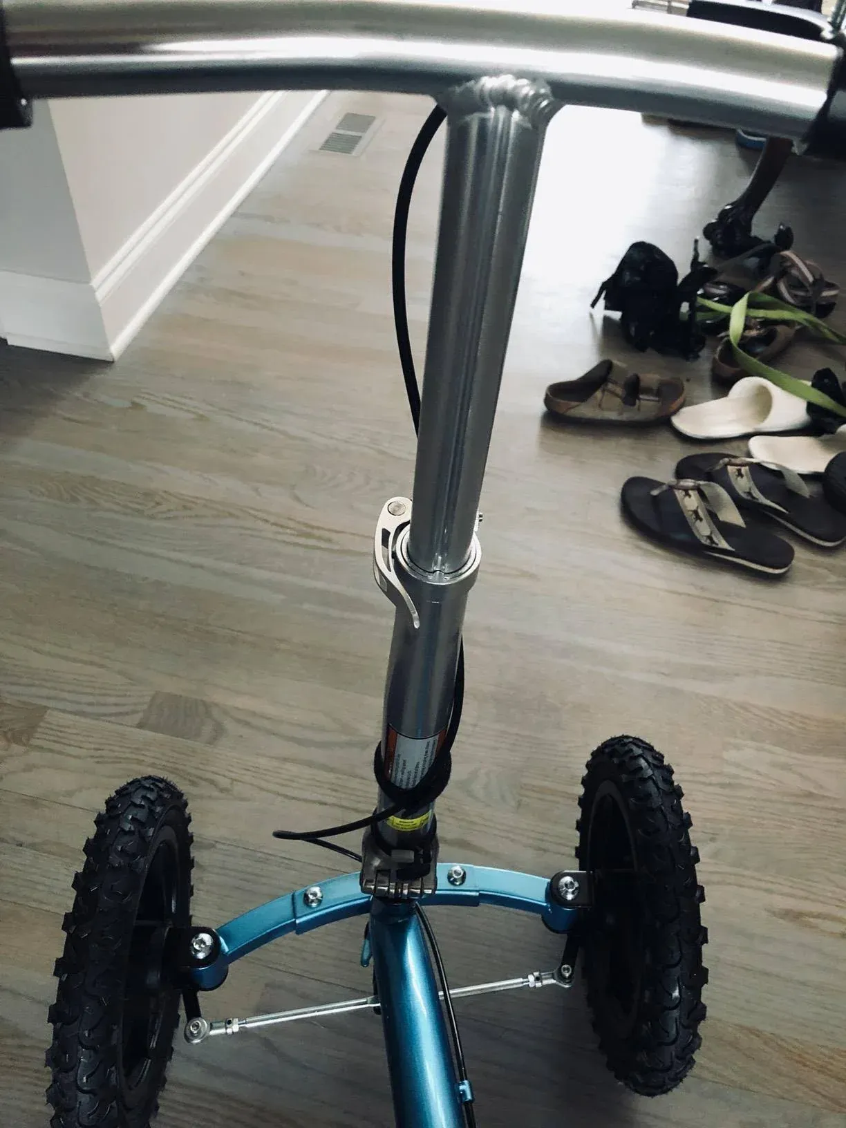 Nové kolenní chodítko KneeRover Quad do každého terénu v metalické modré barvě