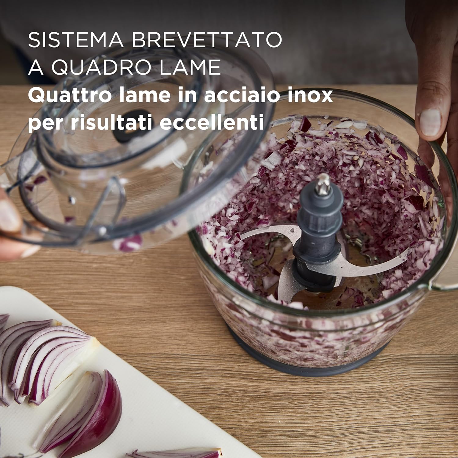 Sekáček Kenwood CHP61.100WH, výkon 500 W, mísa o objemu 0,5 l, 2 rychlosti, systém se čtyřmi noži, protiskluzový kroužek pro stabilitu sekáčku, vhodný do myčky nádobí, bílá/stříbrná