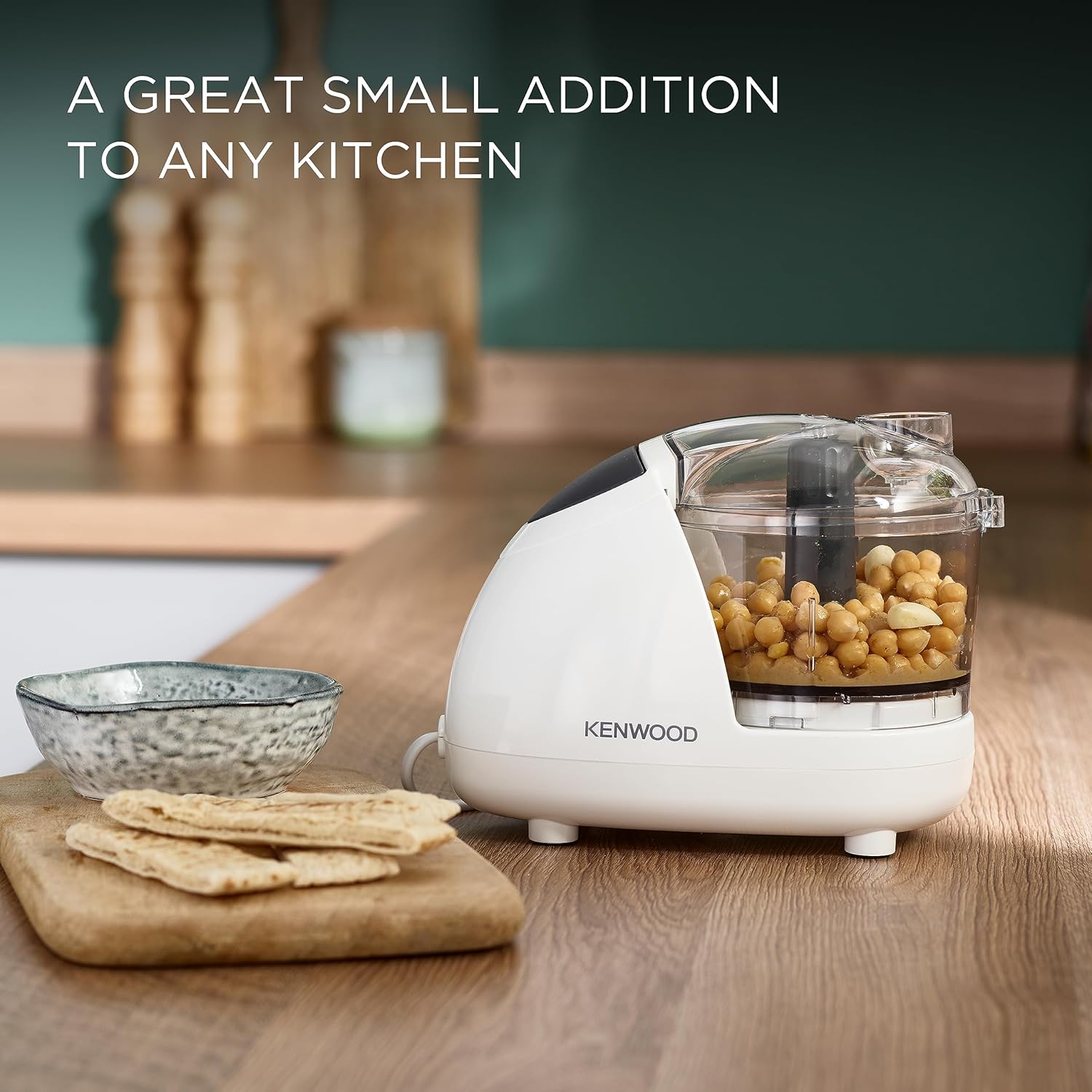 Sekáček Kenwood CHP61.100WH, výkon 500 W, mísa o objemu 0,5 l, 2 rychlosti, systém se čtyřmi noži, protiskluzový kroužek pro stabilitu sekáčku, vhodný do myčky nádobí, bílá/stříbrná