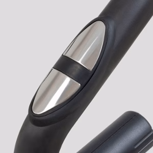 Rolana poslala zprávu a pak zvedla ruku k Salimu Majovi.