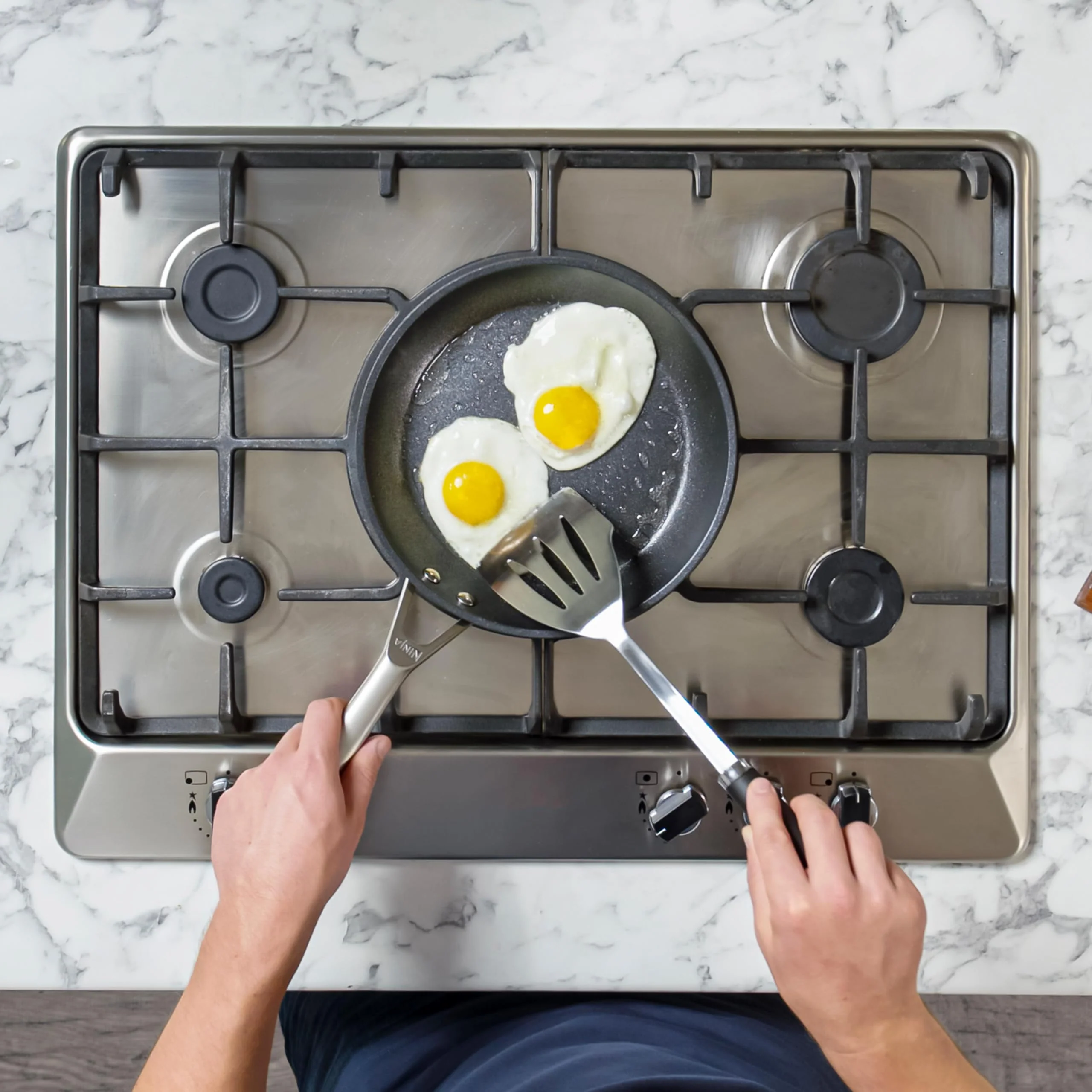 Horkovzdušná fritéza Ninja MAX PRO 2025, 6,2 l, černá/měděná, AF180EUCP + držák nožů Ninja StaySharp bílý, K62006EUWH + pánev Ninja Foodi ZEROSTICK 28 cm, šedá, C30028EU