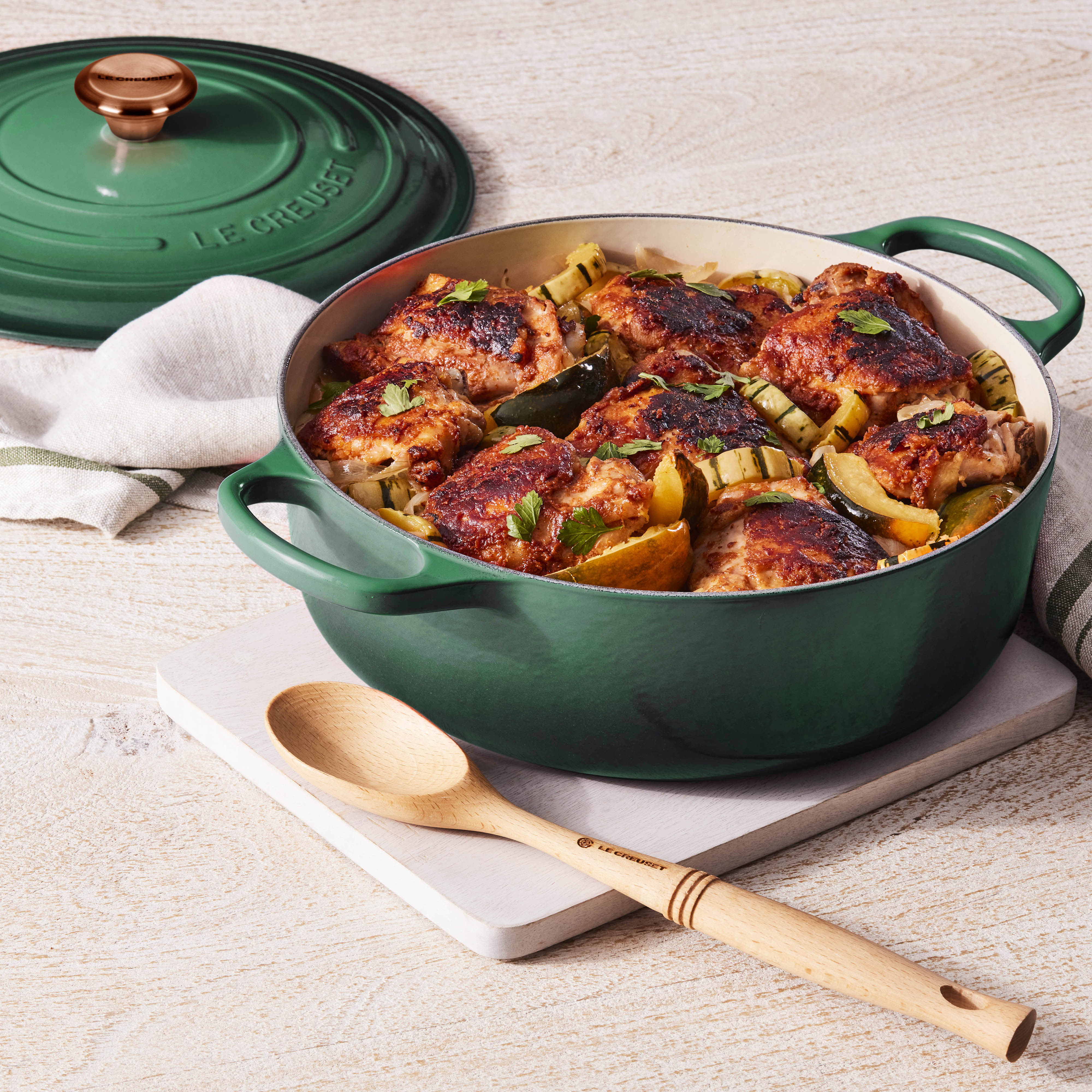 Le Creuset Signature Velký kulatý smaltovaný litinový hrnec o objemu 6,75 qt, Artichaut, s měděnou rukojetí