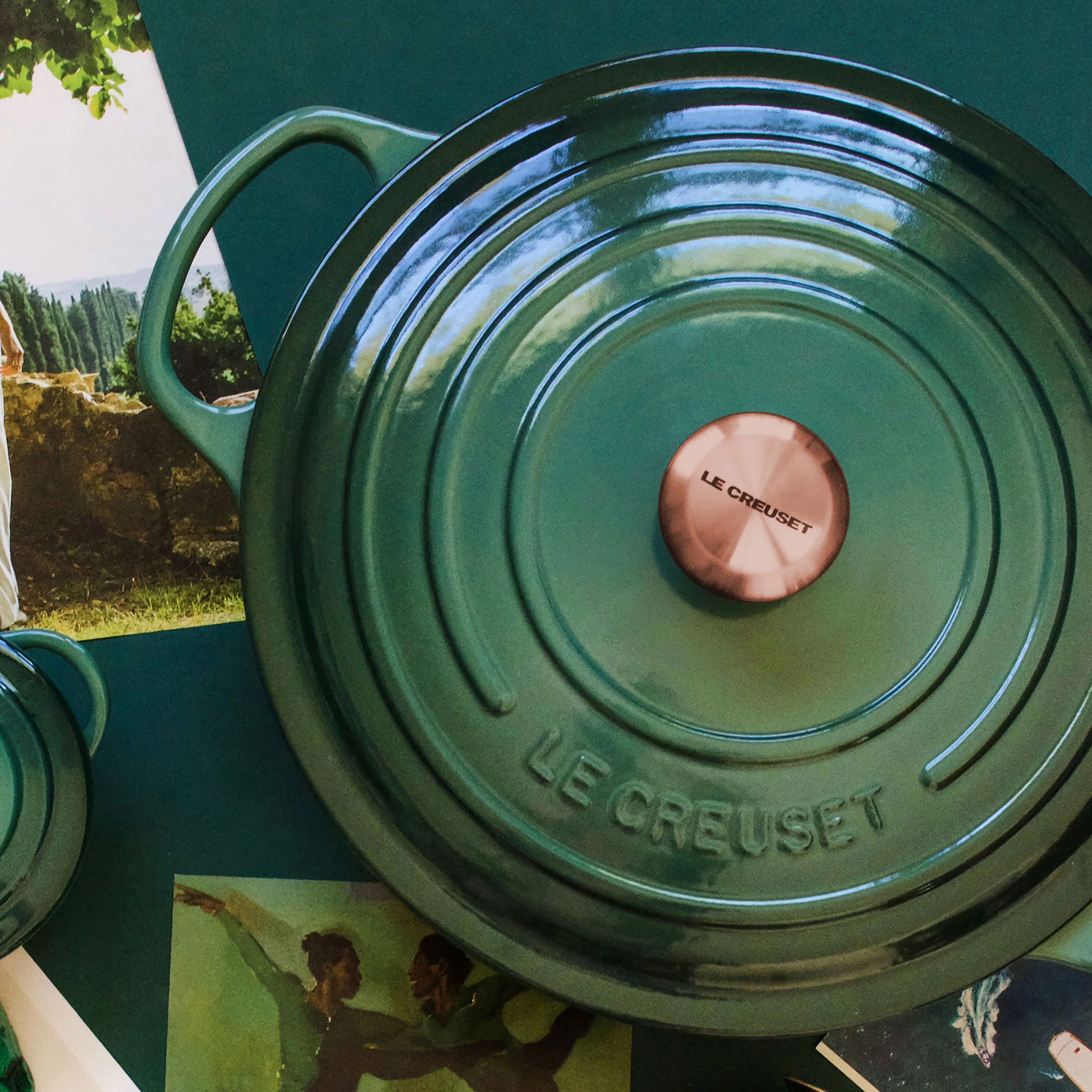 Le Creuset Signature Velký kulatý smaltovaný litinový hrnec o objemu 6,75 qt, Artichaut, s měděnou rukojetí