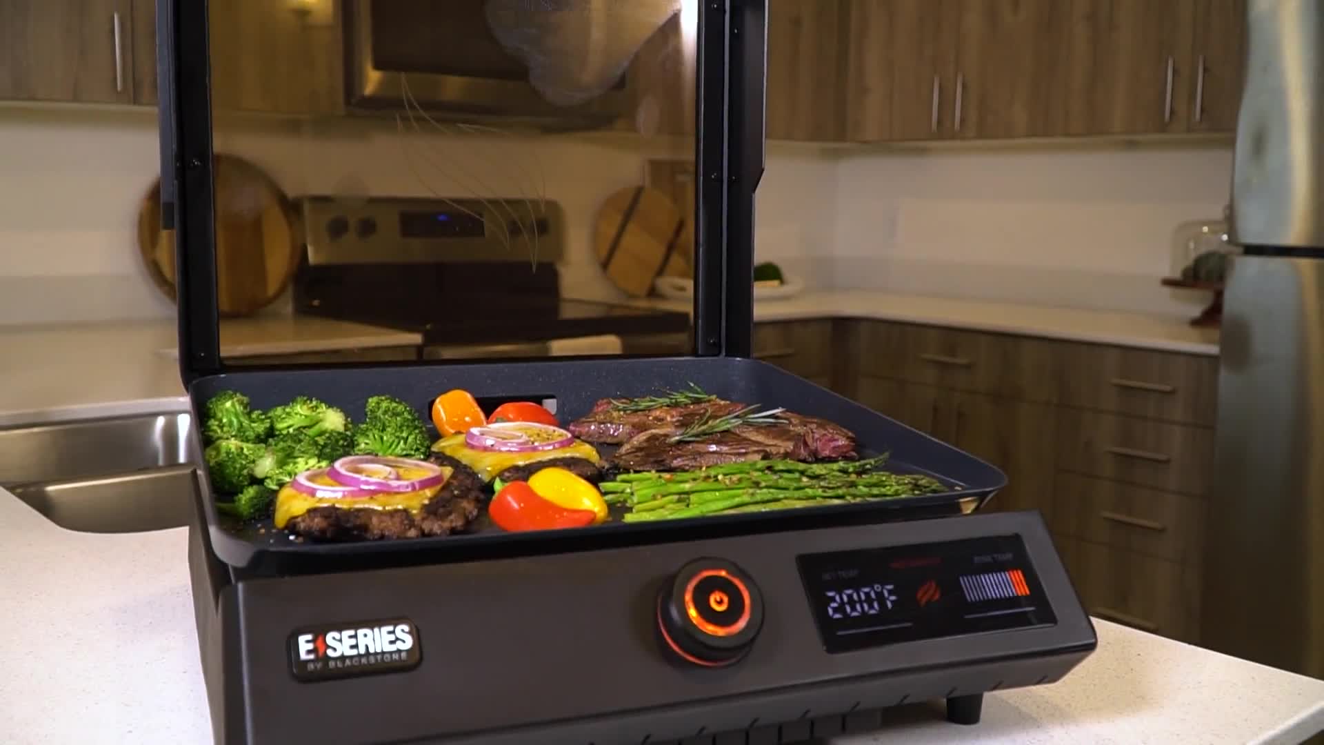 Elektrická stolní grilovací deska Blackstone řady E z roku 2025 s krytem, ​​17