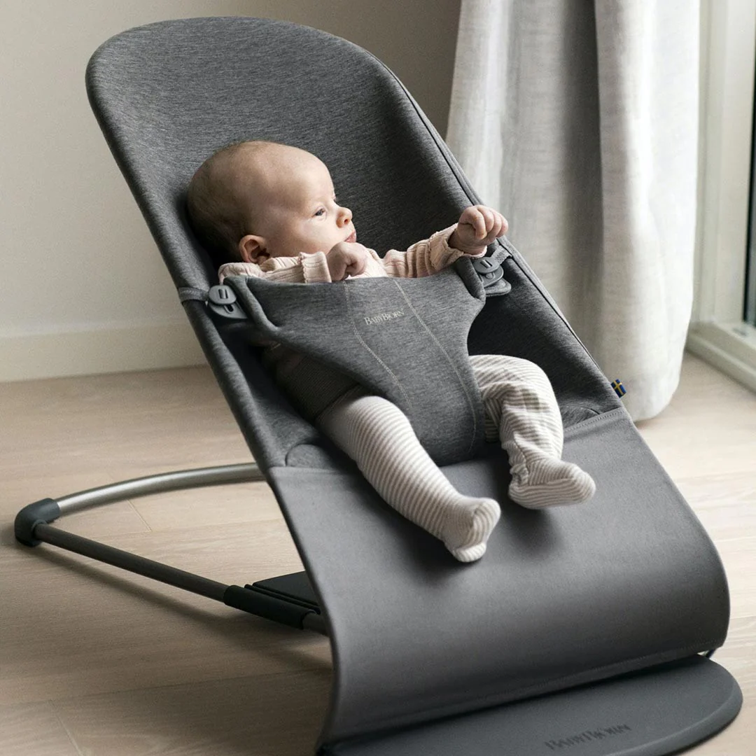 Houpačka BabyBjörn Bliss – 3D žerzejový potah v antracitově šedé barvě, ergonomický a pohodlný