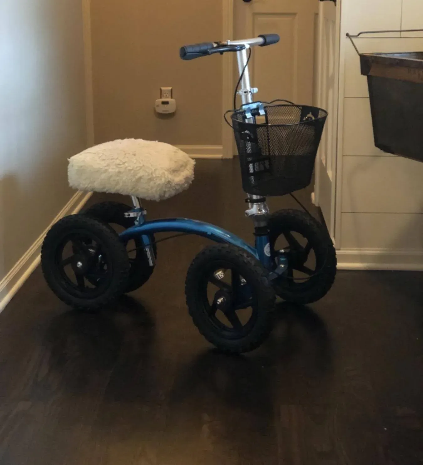 Nové kolenní chodítko KneeRover Quad do každého terénu v metalické modré barvě