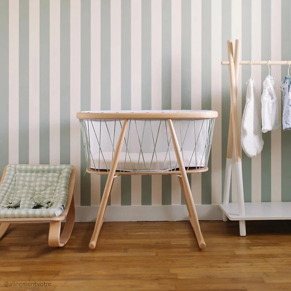 Postýlka KUMI od Charlieho Cranea – inovativní, průhledná, kulatá, pohodlný kokon, otevřený prostor, jemné houpání, barevné tkaničky, snadná montáž, udržitelné materiály, certifikace EN1130:2019