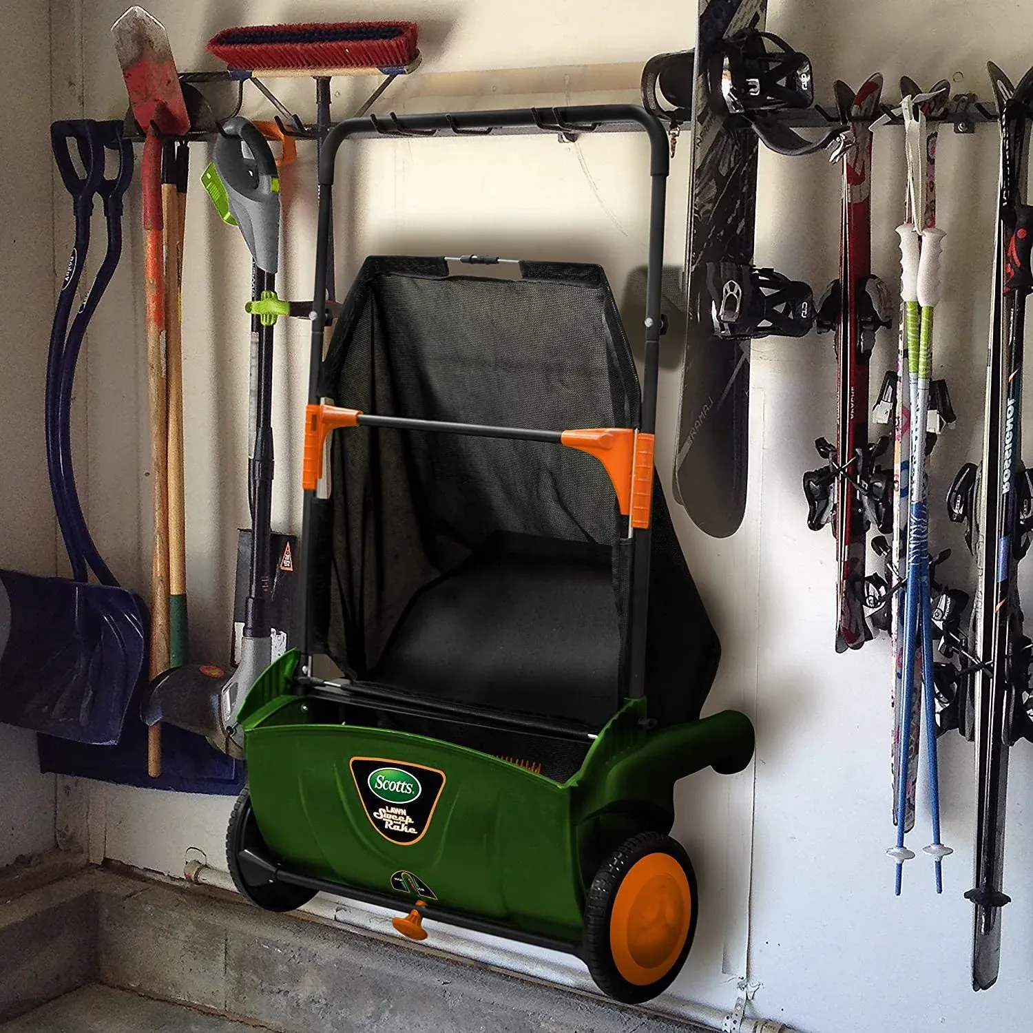 Zametací stroj Scotts LSW70026S, šířka zametání 26 palců, sběrný vak o objemu 3,6 bušlů