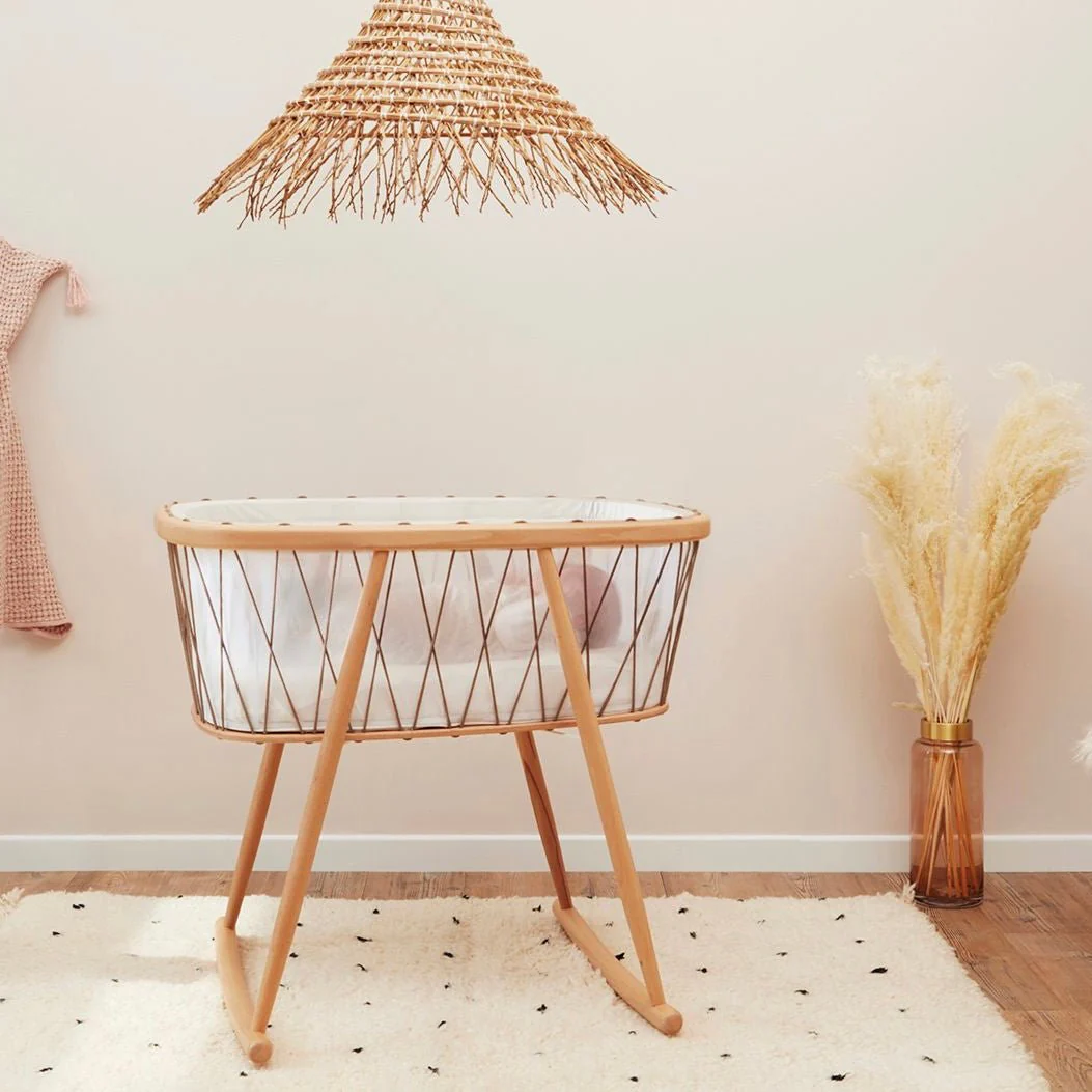 Postýlka KUMI z roku 2025 od Charlieho Cranea – Měkký, moderně navržený prostor pro spaní