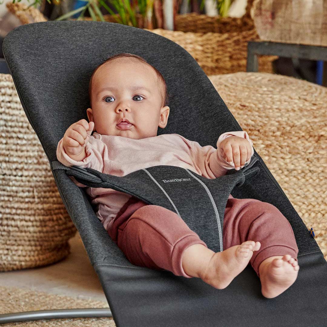 Houpačka BabyBjörn Bliss – 3D žerzejový potah v antracitově šedé barvě, ergonomický a pohodlný