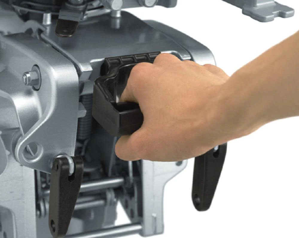 Čtyřtaktní závěsný motor o výkonu 8 HP s rukojetí plynu a elektrickým naklápěním