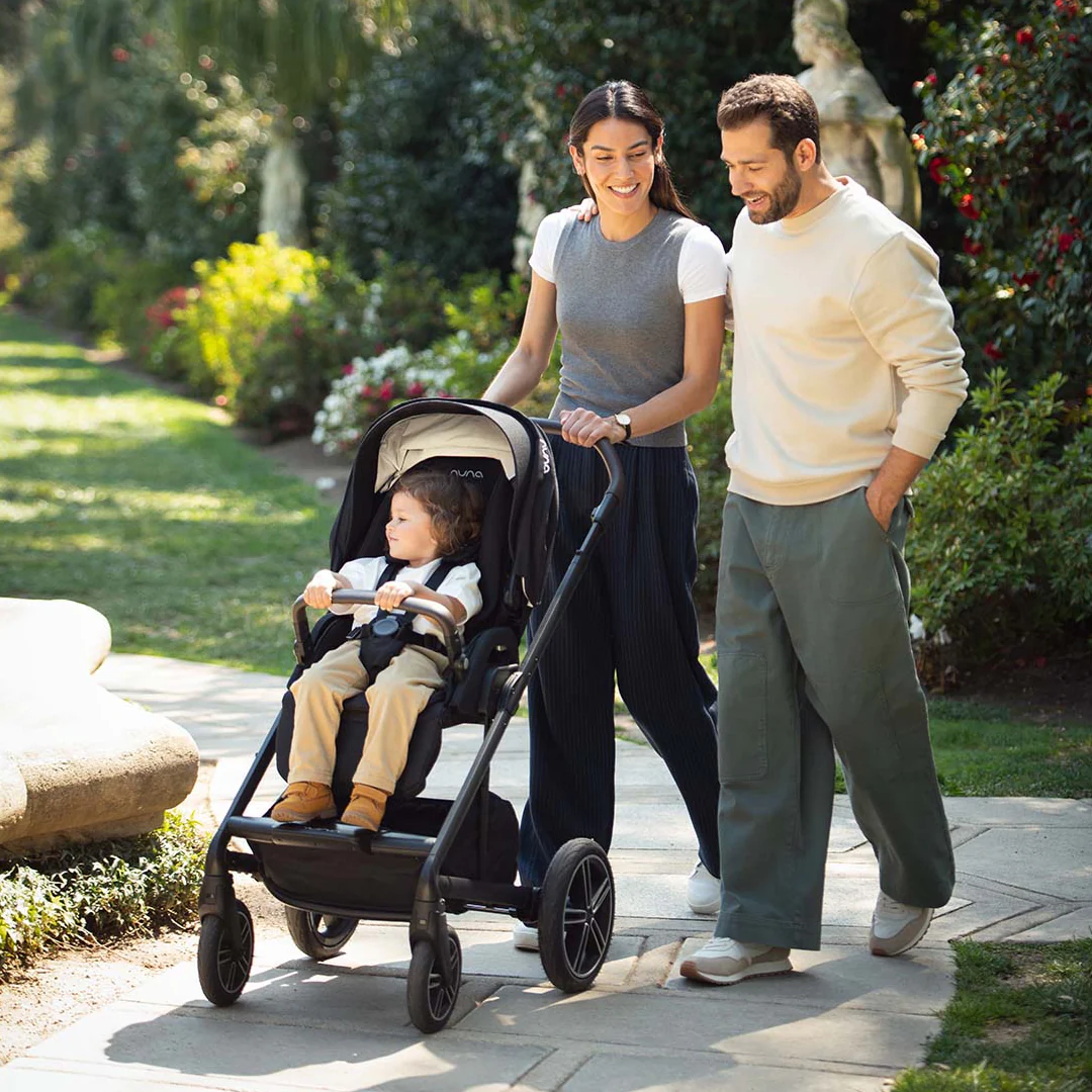 Cestovní systém Nuna Mixx Next + Arra Next Premium 2025 | Součástí je kočárek, autosedačka a hluboká korbička | Otočná základna o 360° a ISOFIX