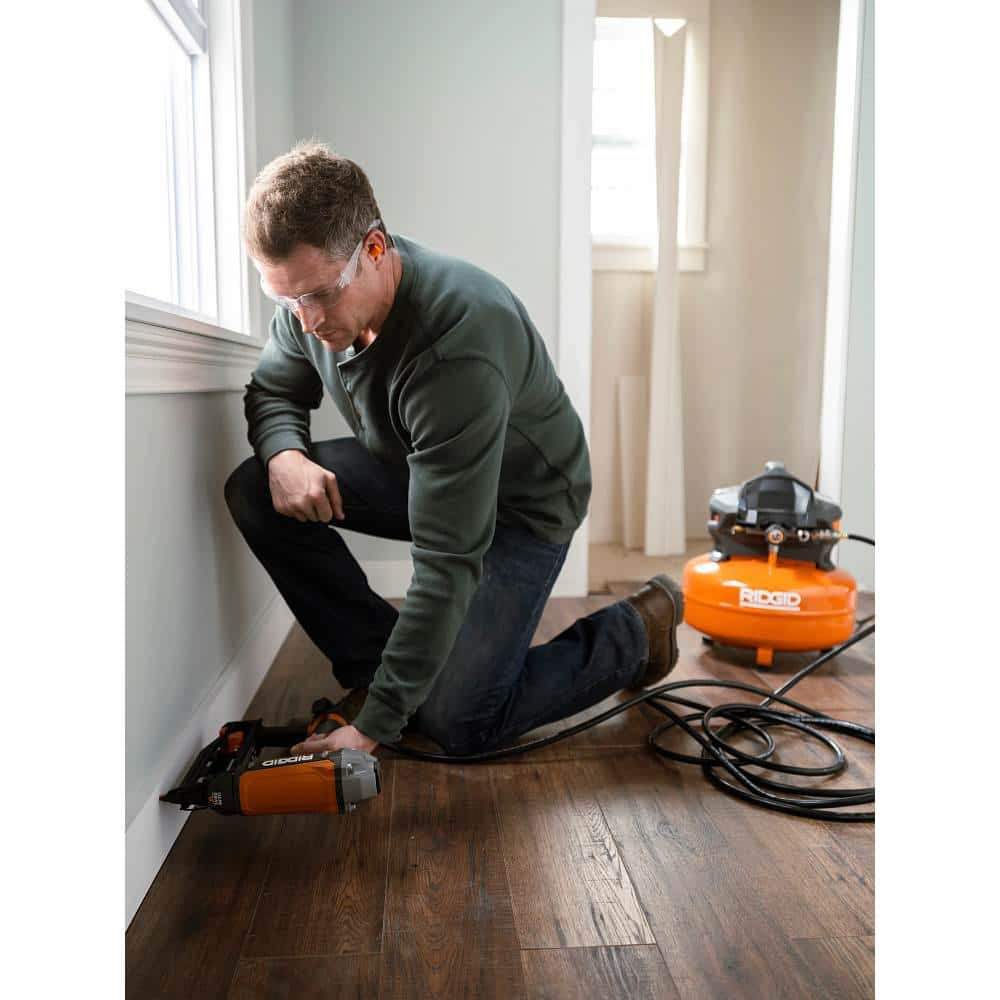 Přenosný elektrický kompresor na palačinky o objemu 6 galonů s hřebíkovačkou Brad 18GA, hřebíkovačkou s rovnou koncovkou 16GA a sešívačkou s koncovkou 18GA R69603FK