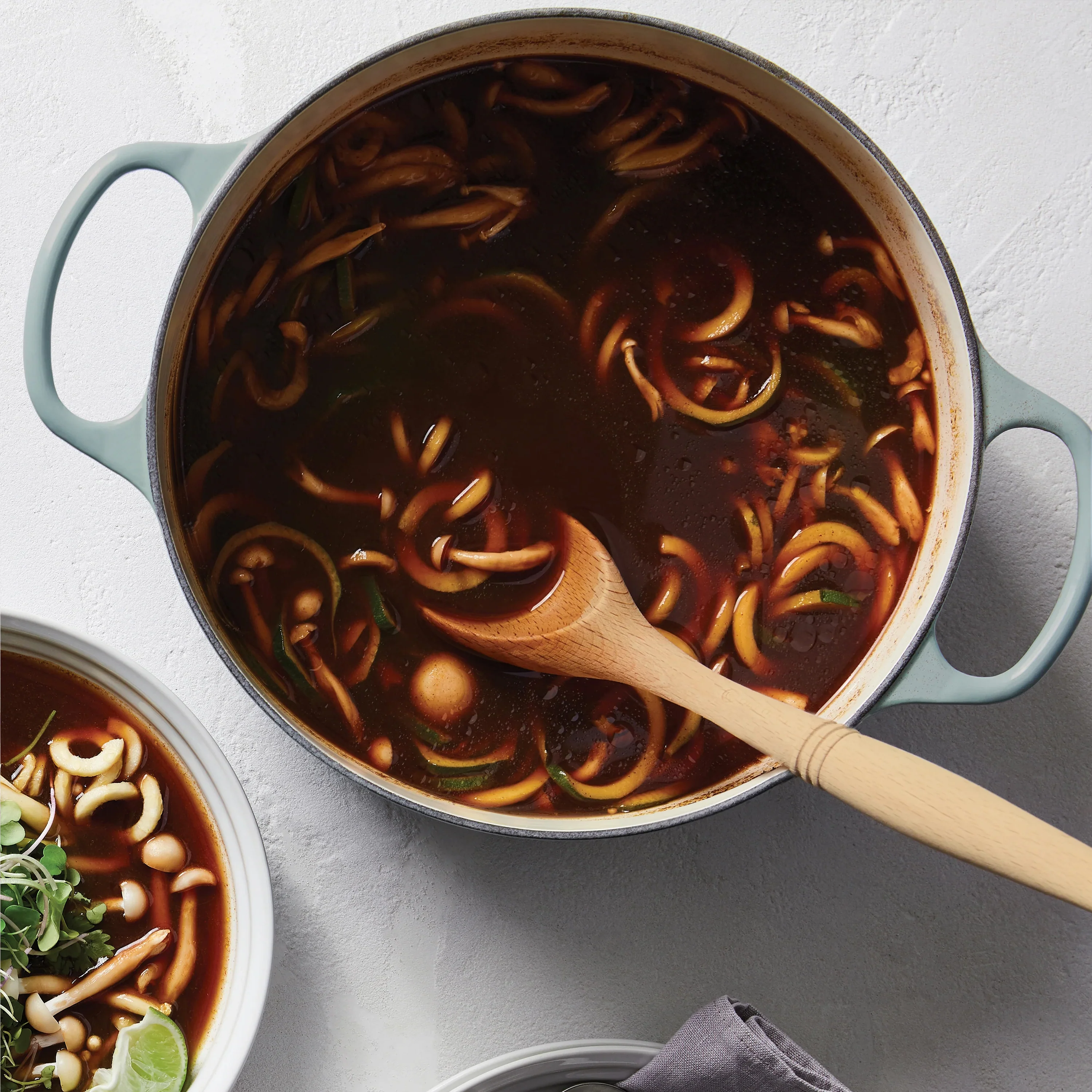 Le Creuset Signature, velký kulatý smaltovaný litinový hrnec o objemu 6,75 qt, mořská sůl, s měděnou rukojetí