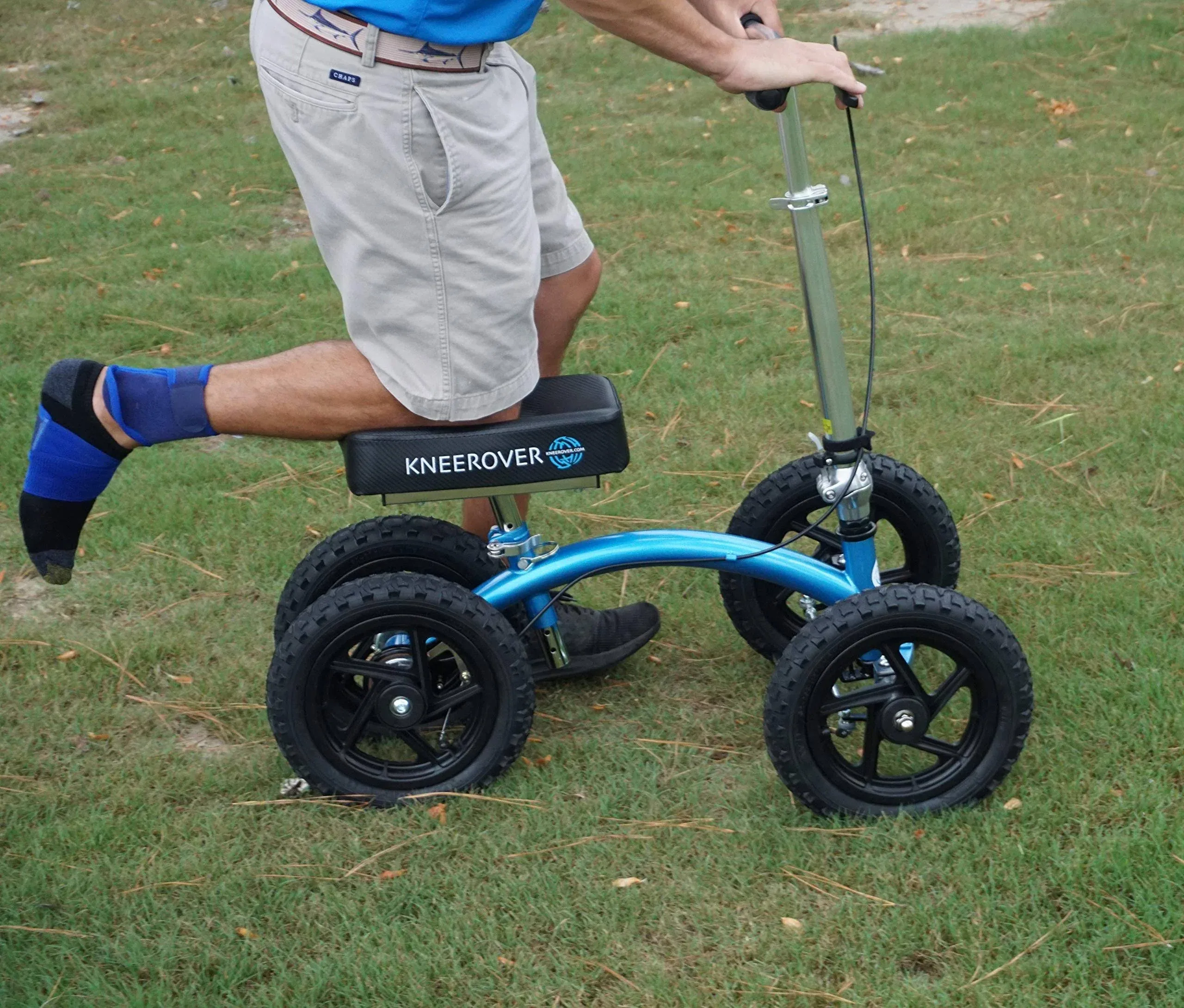 Nové kolenní chodítko KneeRover Quad do každého terénu v metalické modré barvě
