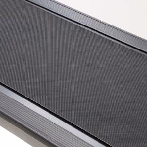 Rolana poslala zprávu a pak zvedla ruku k Salimu Majovi.