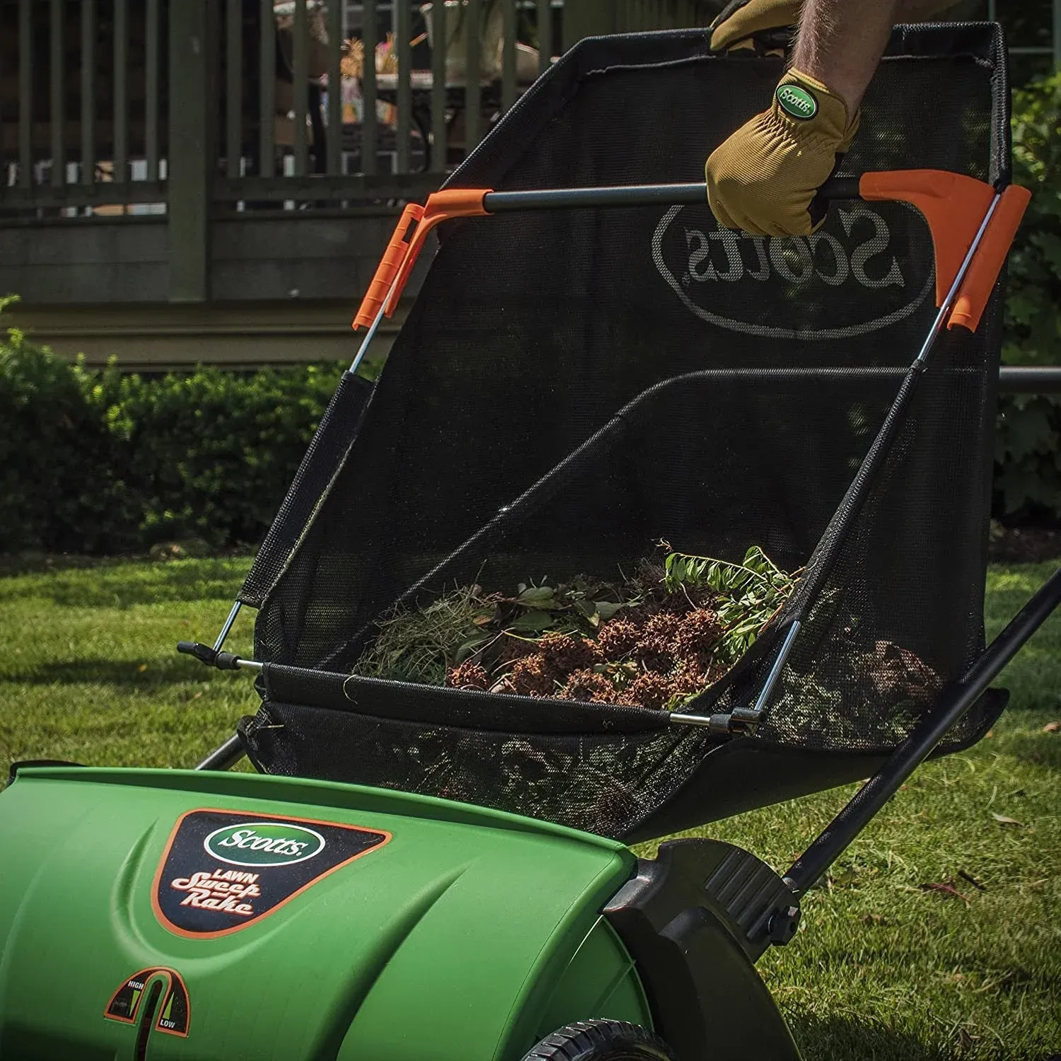 Zametací stroj Scotts LSW70026S, šířka zametání 26 palců, sběrný vak o objemu 3,6 bušlů