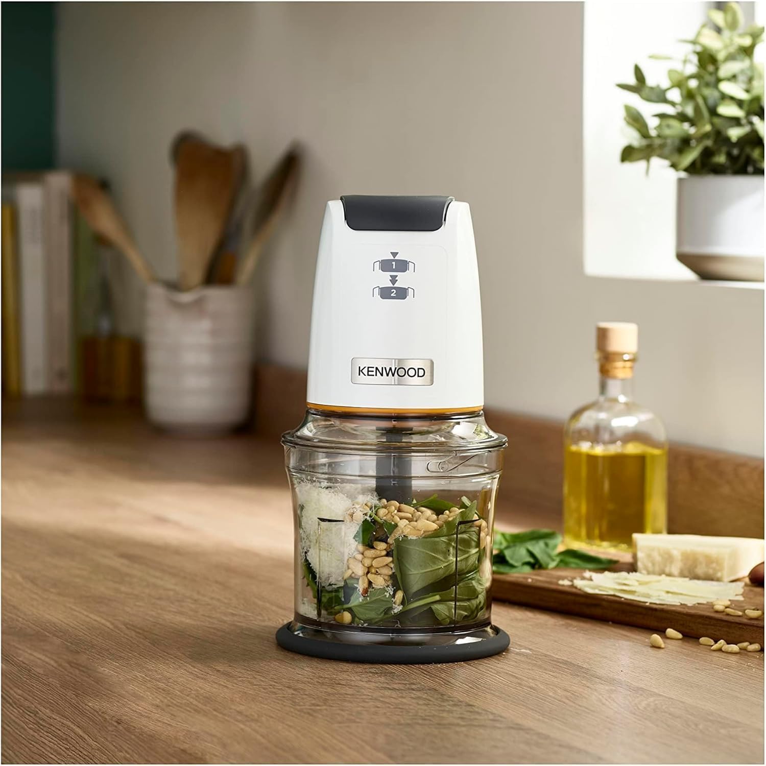 Sekáček Kenwood CHP61.100WH, výkon 500 W, mísa o objemu 0,5 l, 2 rychlosti, systém se čtyřmi noži, protiskluzový kroužek pro stabilitu sekáčku, vhodný do myčky nádobí, bílá/stříbrná