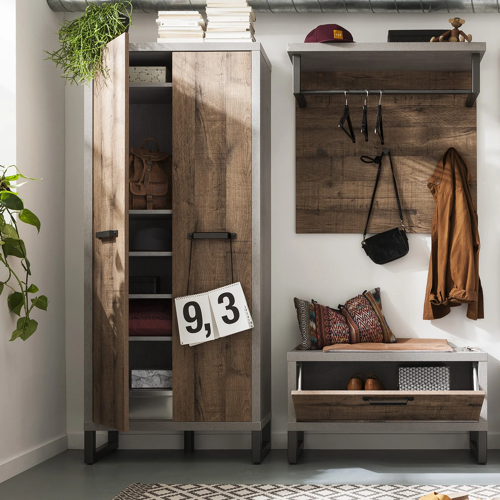 Moderní věšák na kabáty do vchodu s dřevěnou policí, výška 84 cm