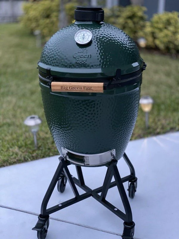 Zbrusu nová udírna Big Green Egg Grill z roku 2025 s novým příslušenstvím