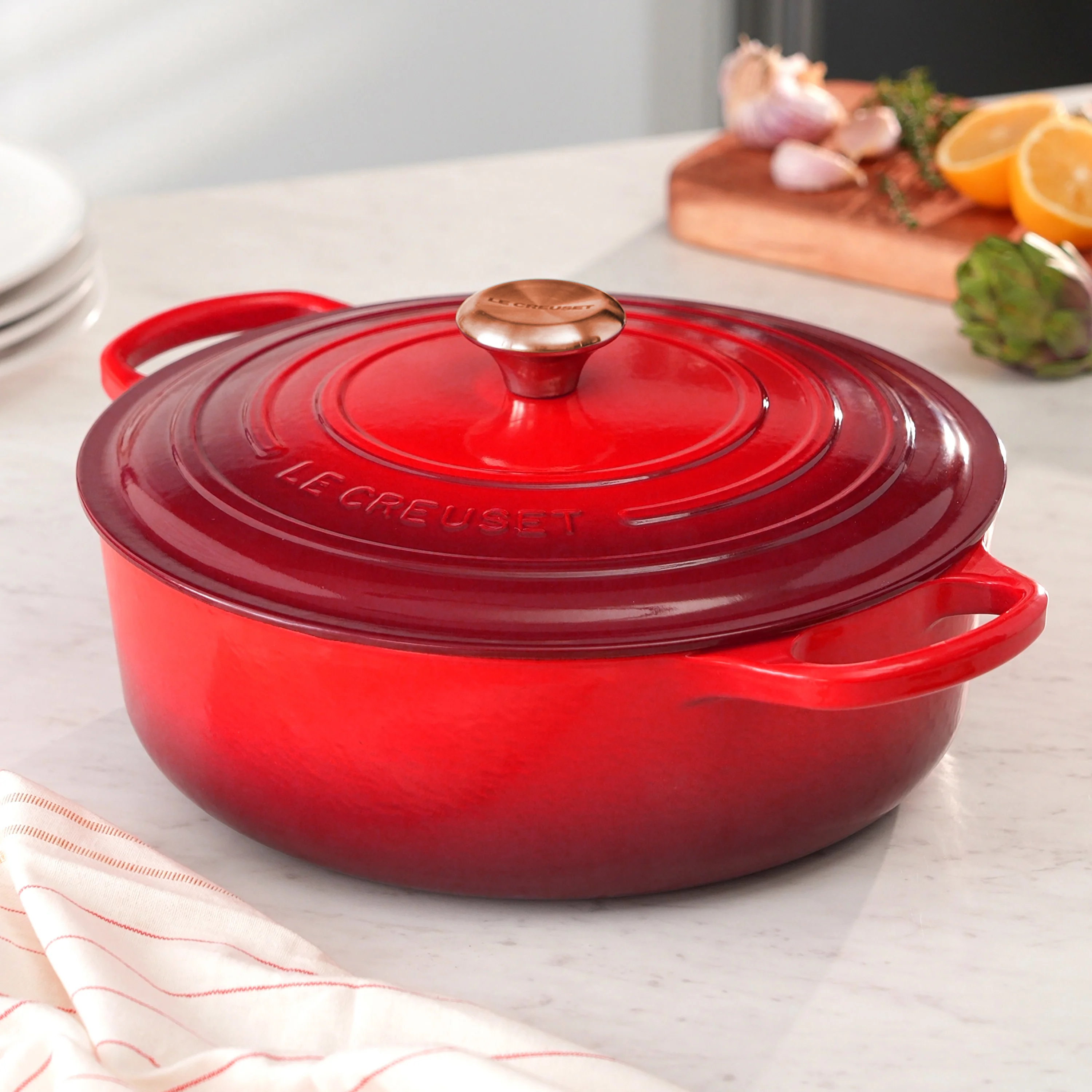 Le Creuset Signature Velký kulatý smaltovaný litinový hrnec o objemu 6,75 qt, třešňová barva, s měděnou rukojetí