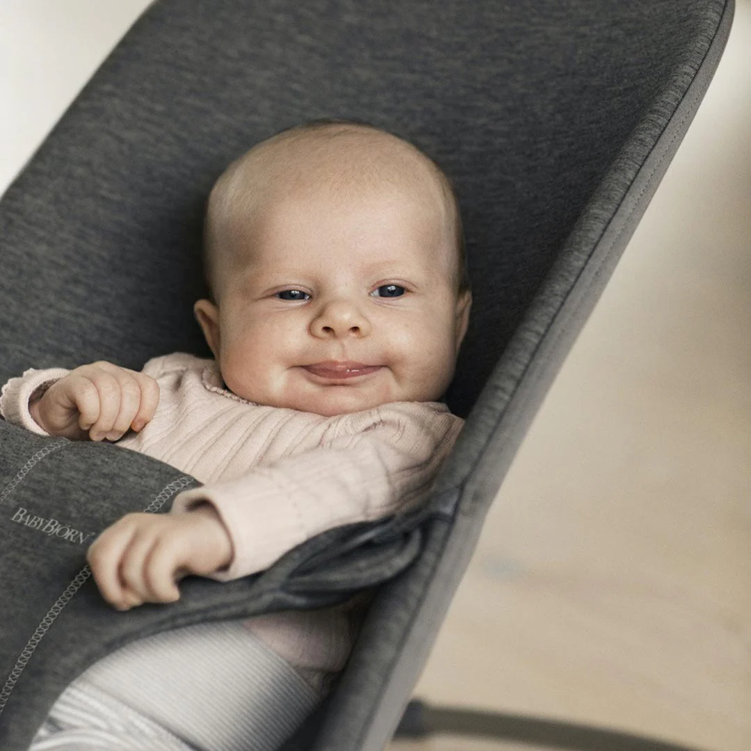 Houpačka BabyBjörn Bliss – 3D žerzejový potah v antracitově šedé barvě, ergonomický a pohodlný