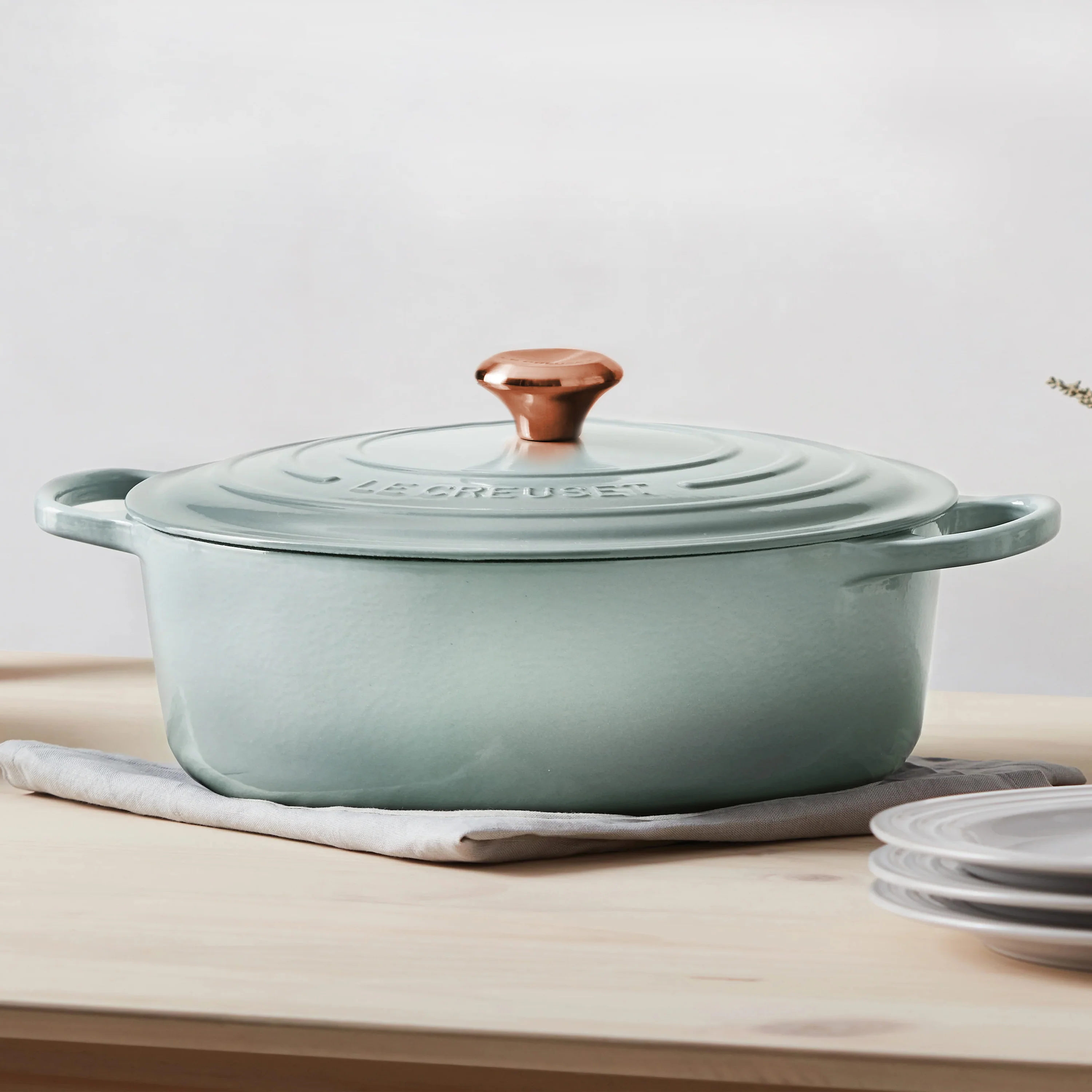 Le Creuset Signature, velký kulatý smaltovaný litinový hrnec o objemu 6,75 qt, mořská sůl, s měděnou rukojetí