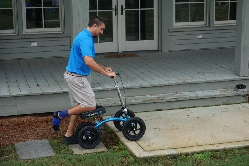 Nové kolenní chodítko KneeRover Quad do každého terénu v metalické modré barvě