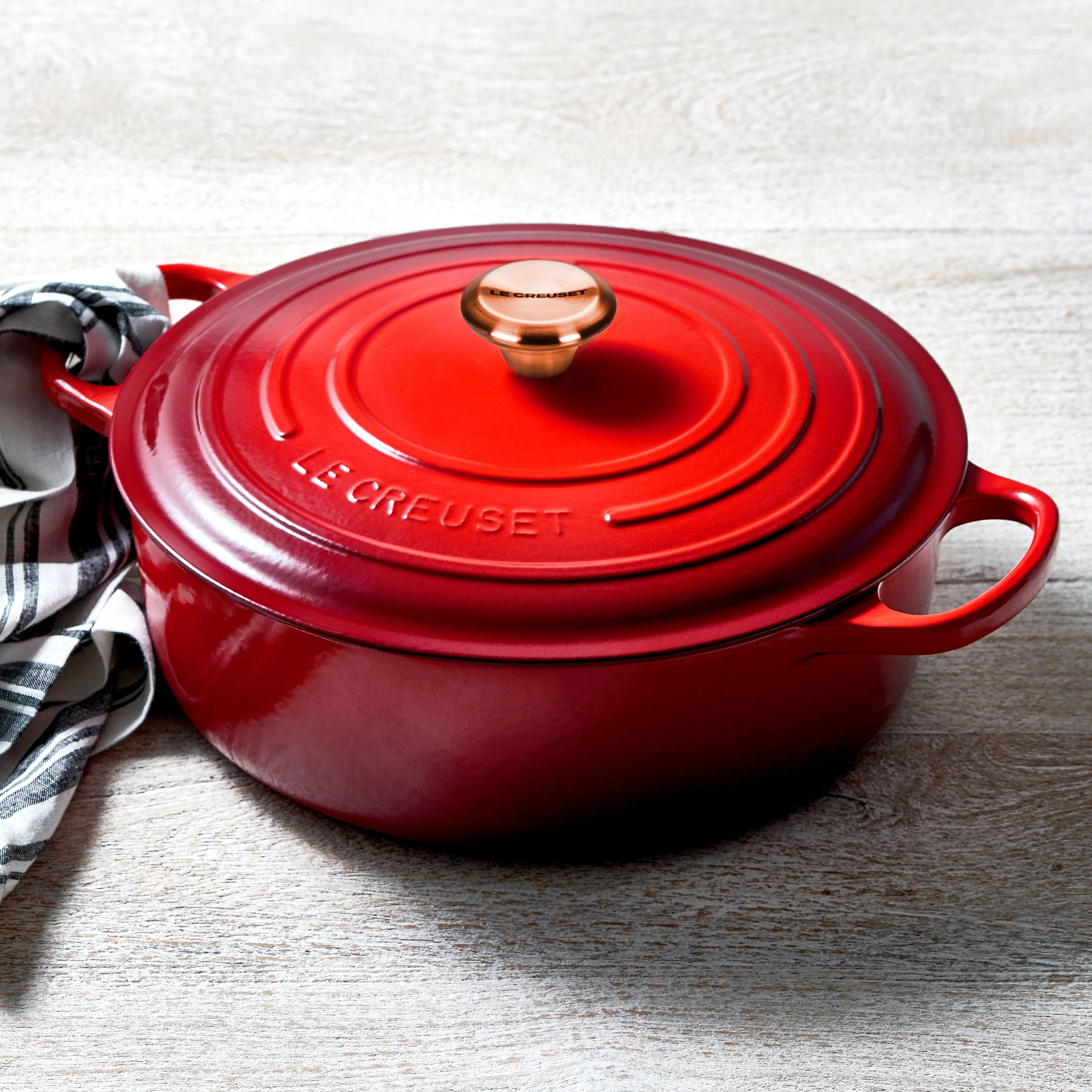 Le Creuset Signature Velký kulatý smaltovaný litinový hrnec o objemu 6,75 qt, třešňová barva, s měděnou rukojetí