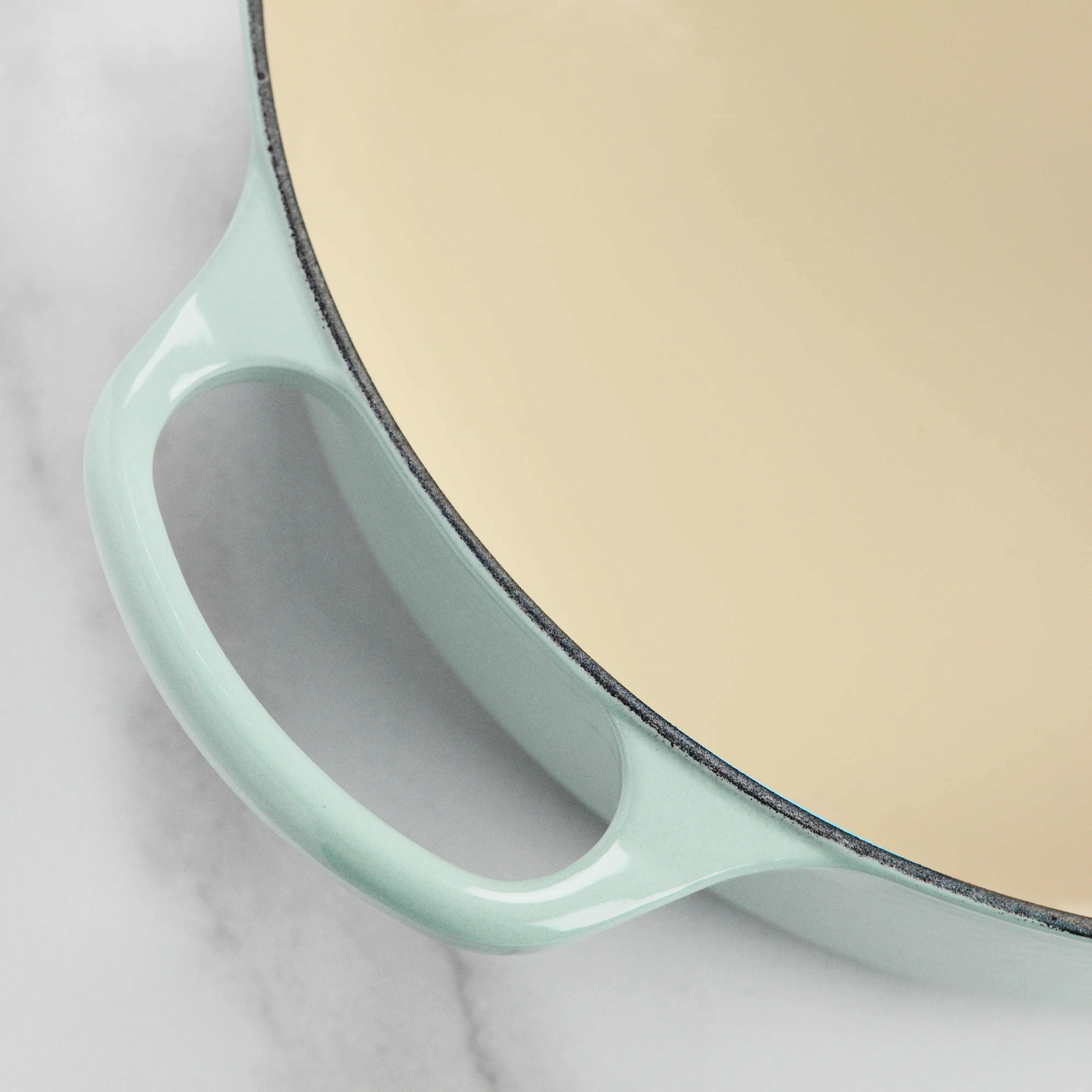 Le Creuset Signature, velký kulatý smaltovaný litinový hrnec o objemu 6,75 qt, mořská sůl, s měděnou rukojetí