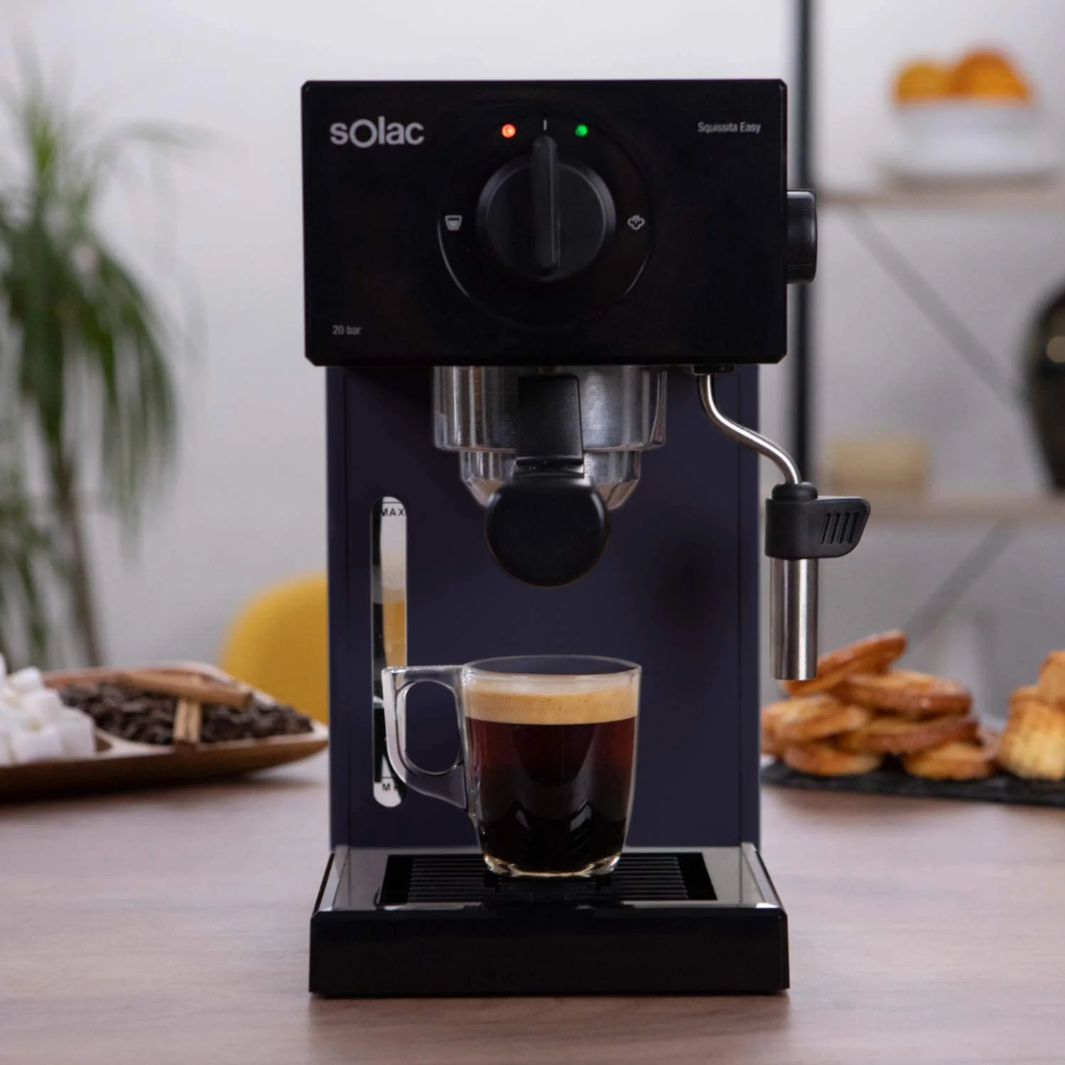 Kávovar na espresso a cappuccino s výkonem 1050 W