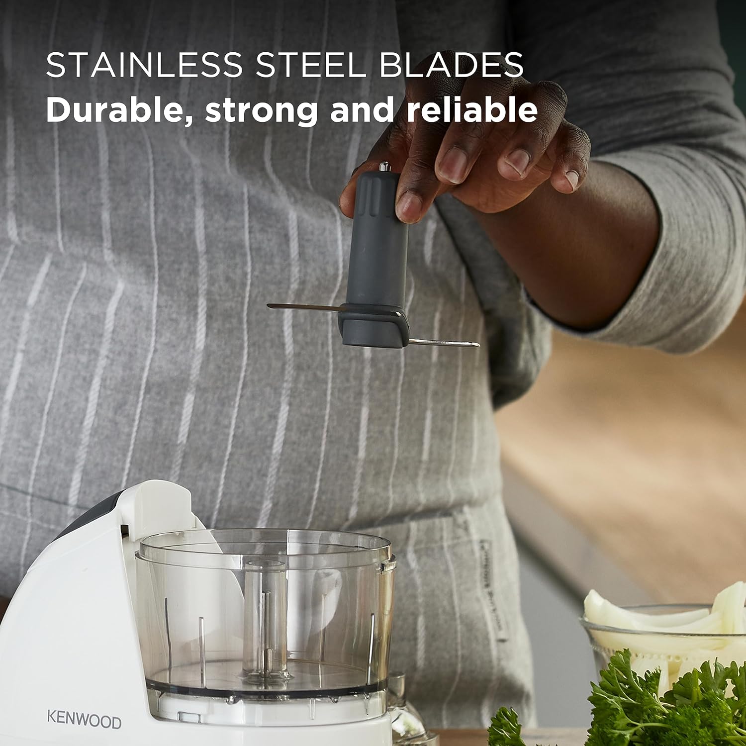 Sekáček Kenwood CHP61.100WH, výkon 500 W, mísa o objemu 0,5 l, 2 rychlosti, systém se čtyřmi noži, protiskluzový kroužek pro stabilitu sekáčku, vhodný do myčky nádobí, bílá/stříbrná