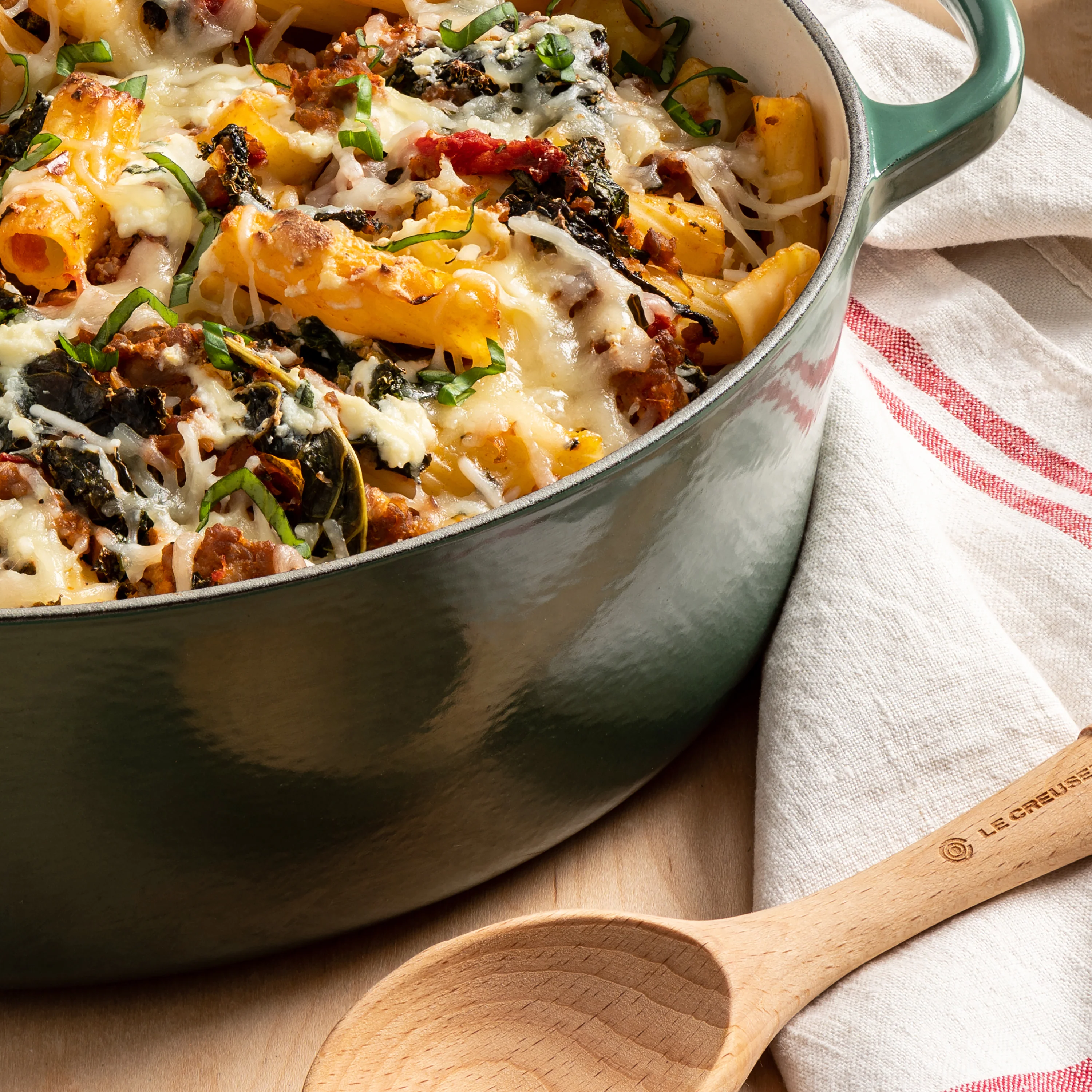 Le Creuset Signature Velký kulatý smaltovaný litinový hrnec o objemu 6,75 qt, Artichaut, s měděnou rukojetí