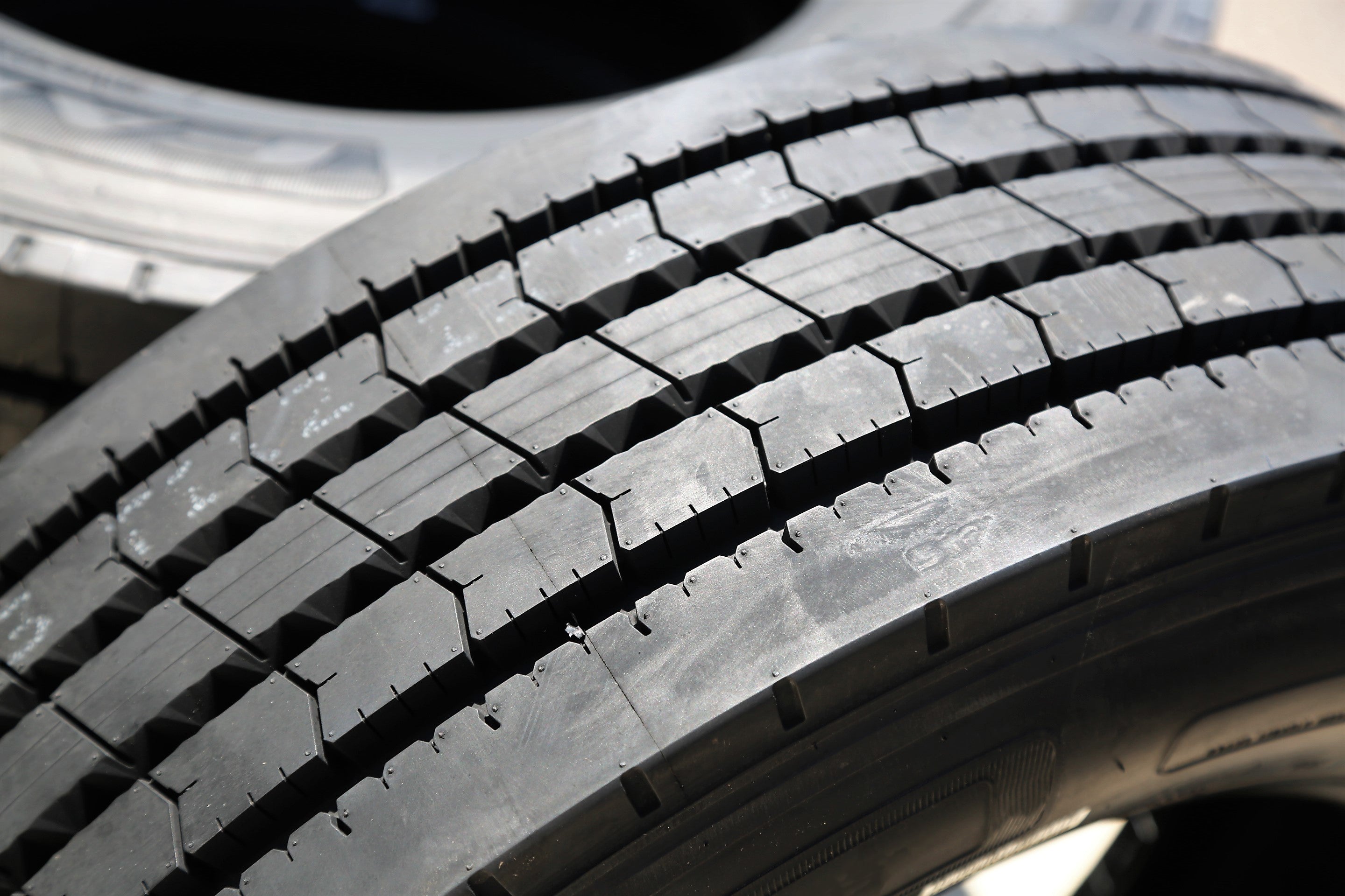 Fortune FAR602 245/70R17.5 Load J 18vrstvá užitková pneumatika pro všechny pozice