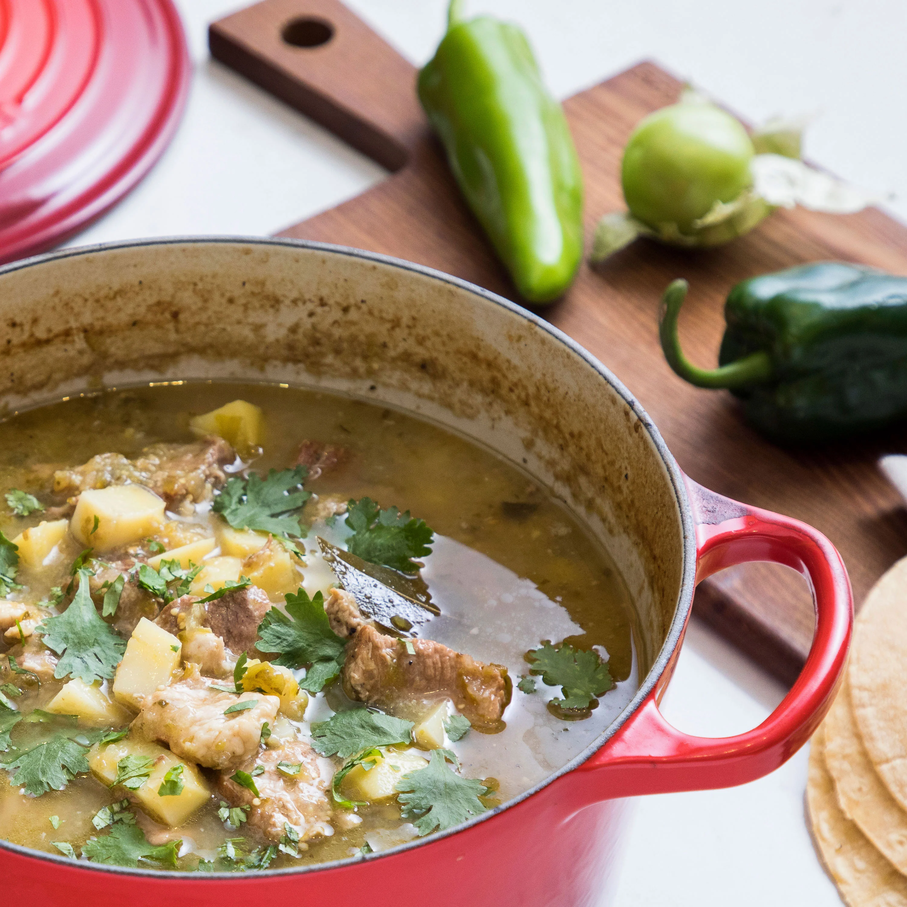 Le Creuset Signature Velký kulatý smaltovaný litinový hrnec o objemu 6,75 qt, třešňová barva, s měděnou rukojetí