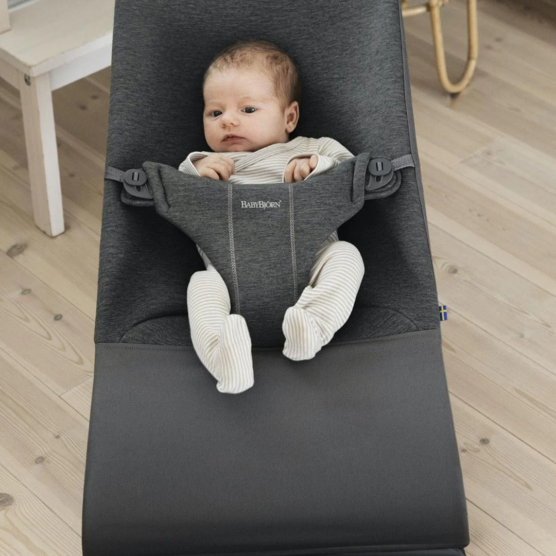 Houpačka BabyBjörn Bliss – 3D žerzejový potah v antracitově šedé barvě, ergonomický a pohodlný
