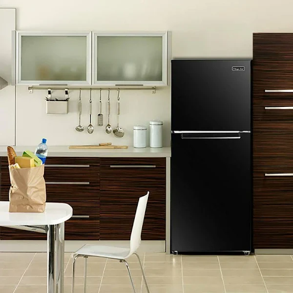 Lednička s horním mrazákem Magic Chef HMDR1000BE z roku 2025 v černé barvě o objemu 10,1 kubických stop.