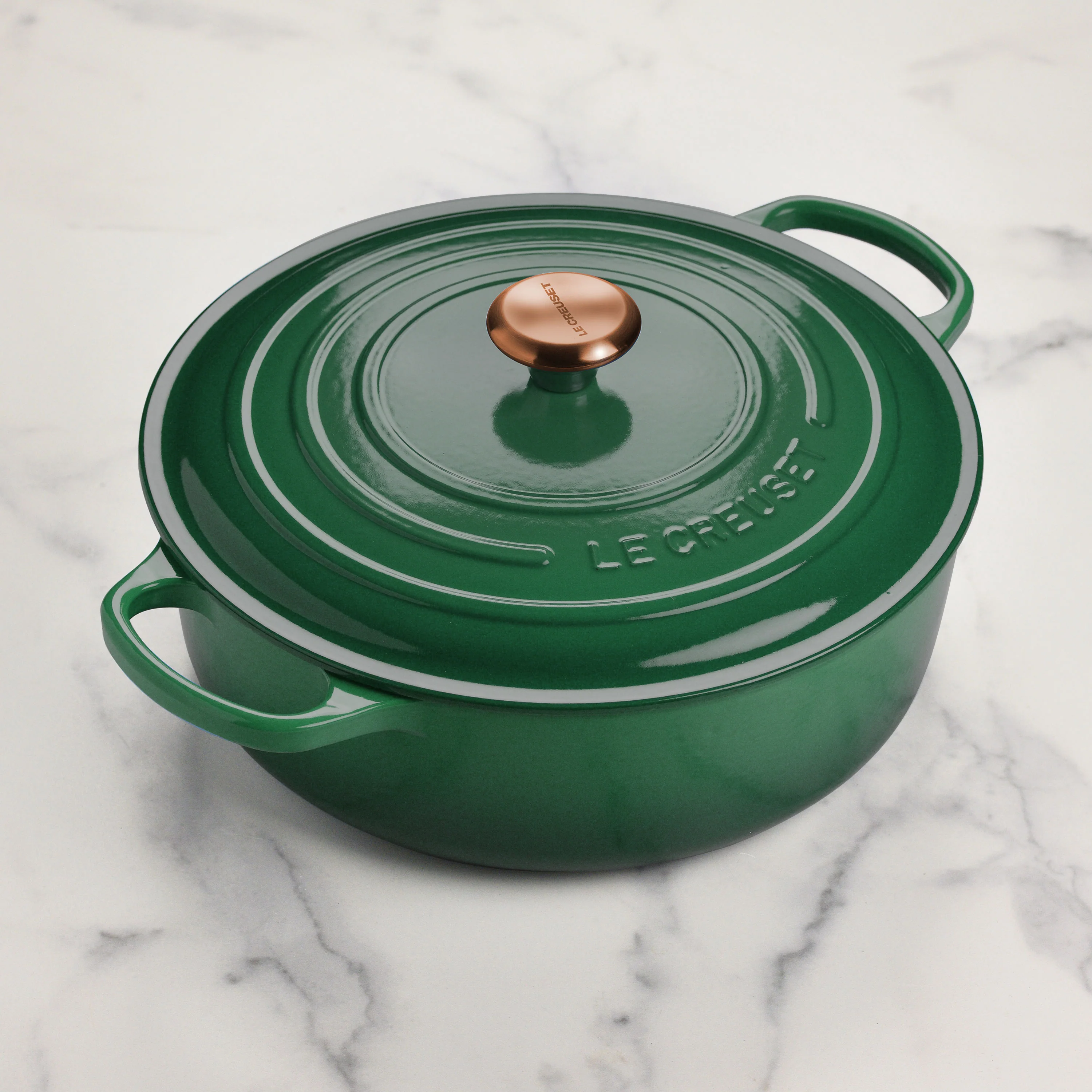 Le Creuset Signature Velký kulatý smaltovaný litinový hrnec o objemu 6,75 qt, Artichaut, s měděnou rukojetí