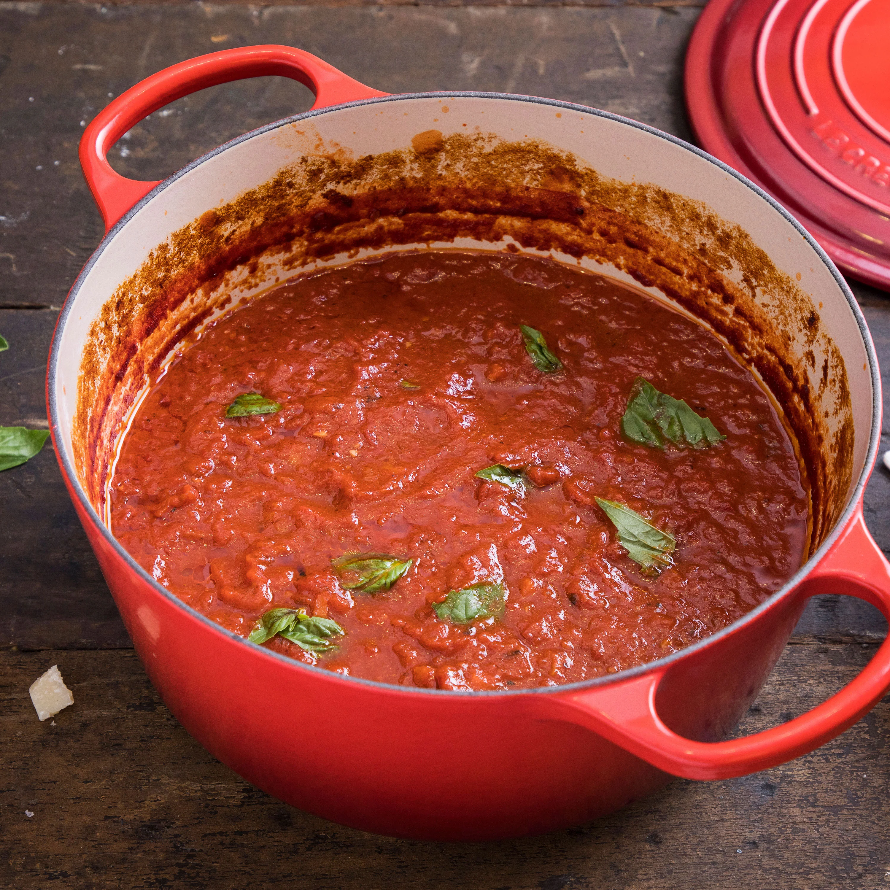 Le Creuset Signature Velký kulatý smaltovaný litinový hrnec o objemu 6,75 qt, třešňová barva, s měděnou rukojetí