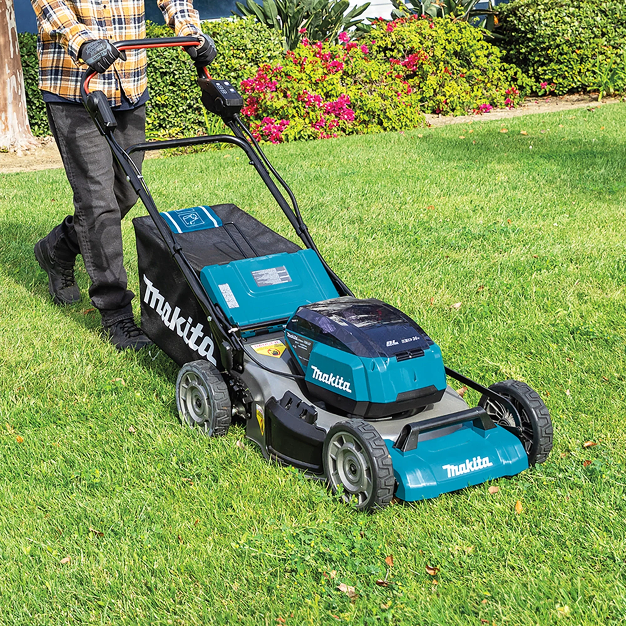 Akumulátorová sekačka na trávu Makita DLM530PT4 18V x 2,5Ah – výkonná a s dlouhou výdrží baterie