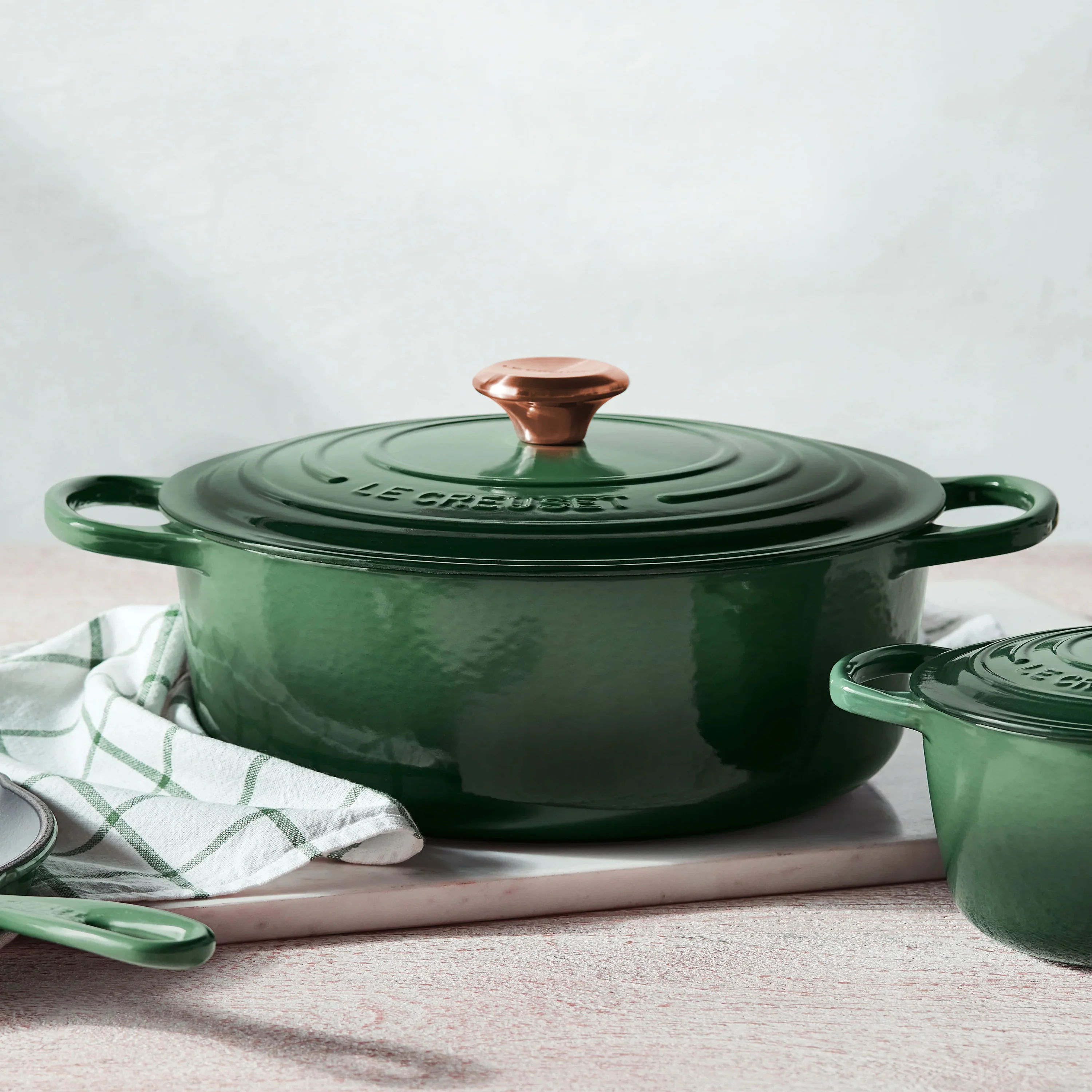 Le Creuset Signature Velký kulatý smaltovaný litinový hrnec o objemu 6,75 qt, Artichaut, s měděnou rukojetí