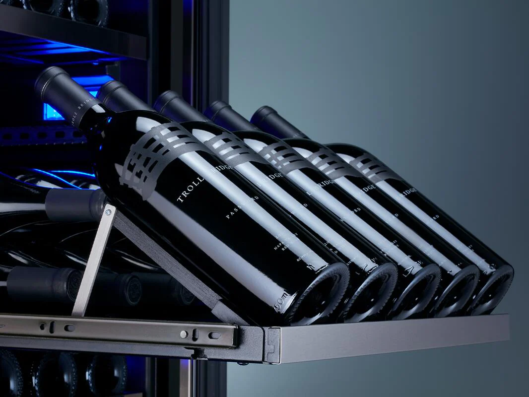 Chladicí vinárna Zephyr z nerezové oceli s dvojitou zónou o objemu 24 palců, objem 15,25 kubických stop.