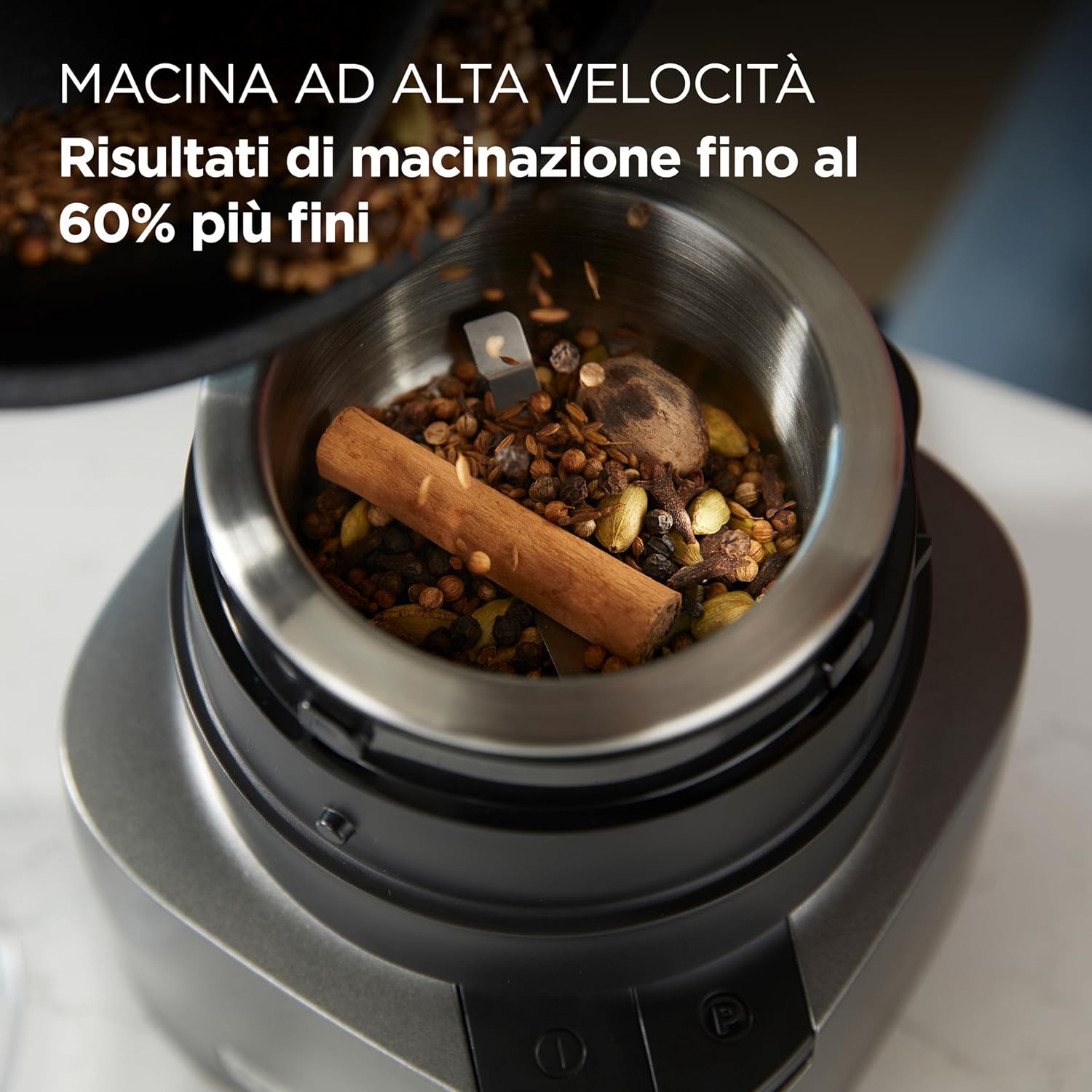 Sekáček Kenwood CHP61.100WH, výkon 500 W, mísa o objemu 0,5 l, 2 rychlosti, systém se čtyřmi noži, protiskluzový kroužek pro stabilitu sekáčku, vhodný do myčky nádobí, bílá/stříbrná