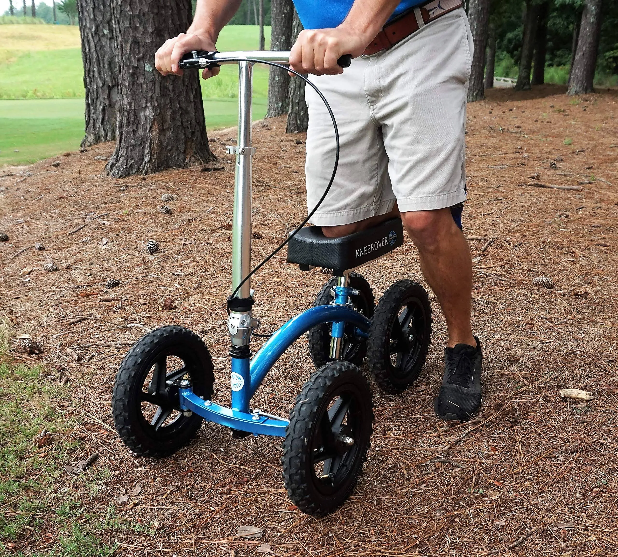 Nové kolenní chodítko KneeRover Quad do každého terénu v metalické modré barvě