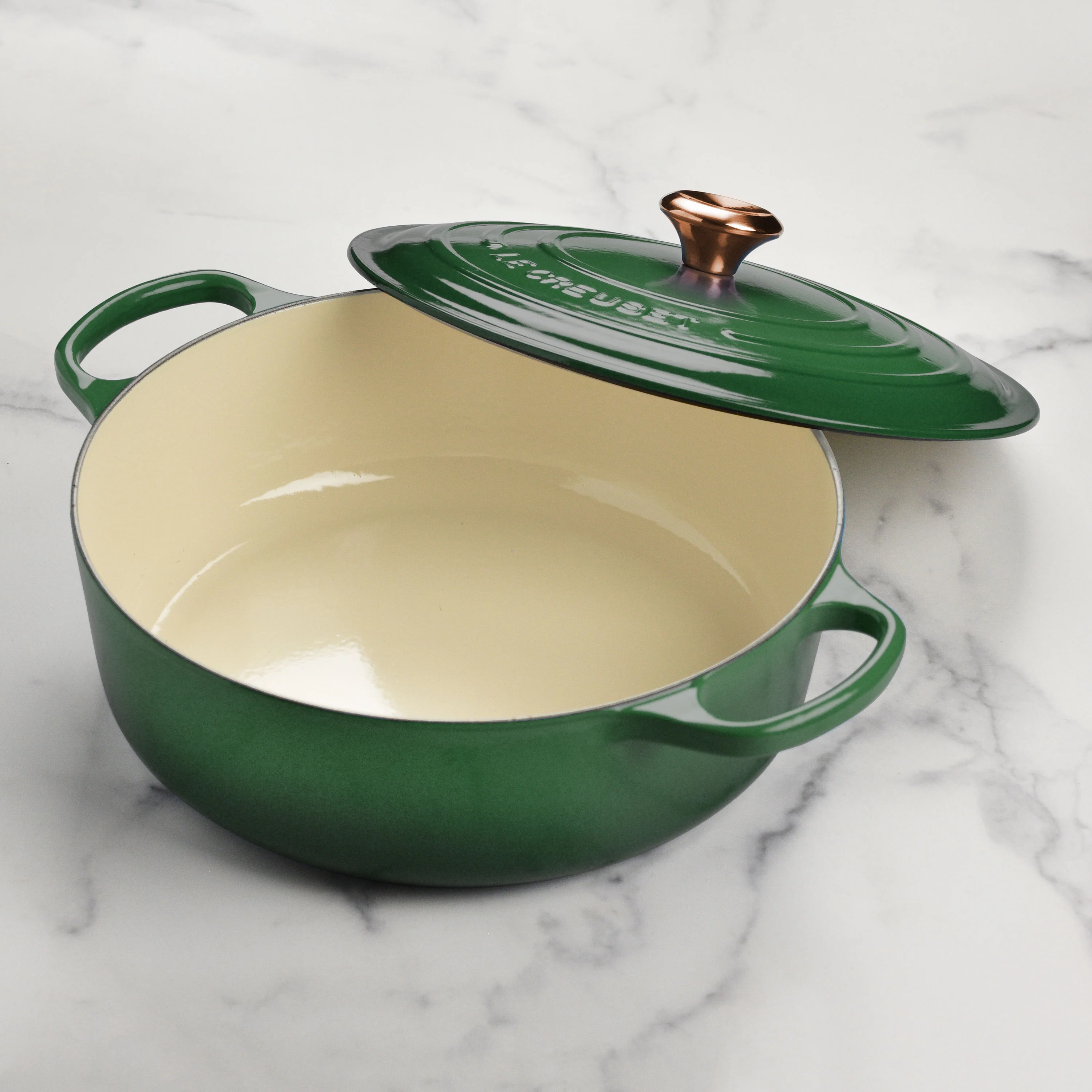 Le Creuset Signature Velký kulatý smaltovaný litinový hrnec o objemu 6,75 qt, Artichaut, s měděnou rukojetí