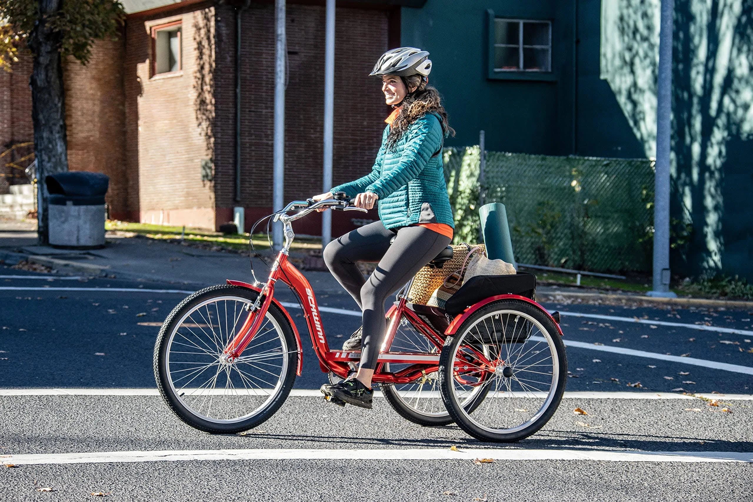 Schwinn Meridian tříkolka pro dospělé, model 2025, pánská a dámská, tříkolka Beach Cruiser, 26palcová kola, nízký nástupní rám, široké sedlo, skládací zadní košík, Sin
